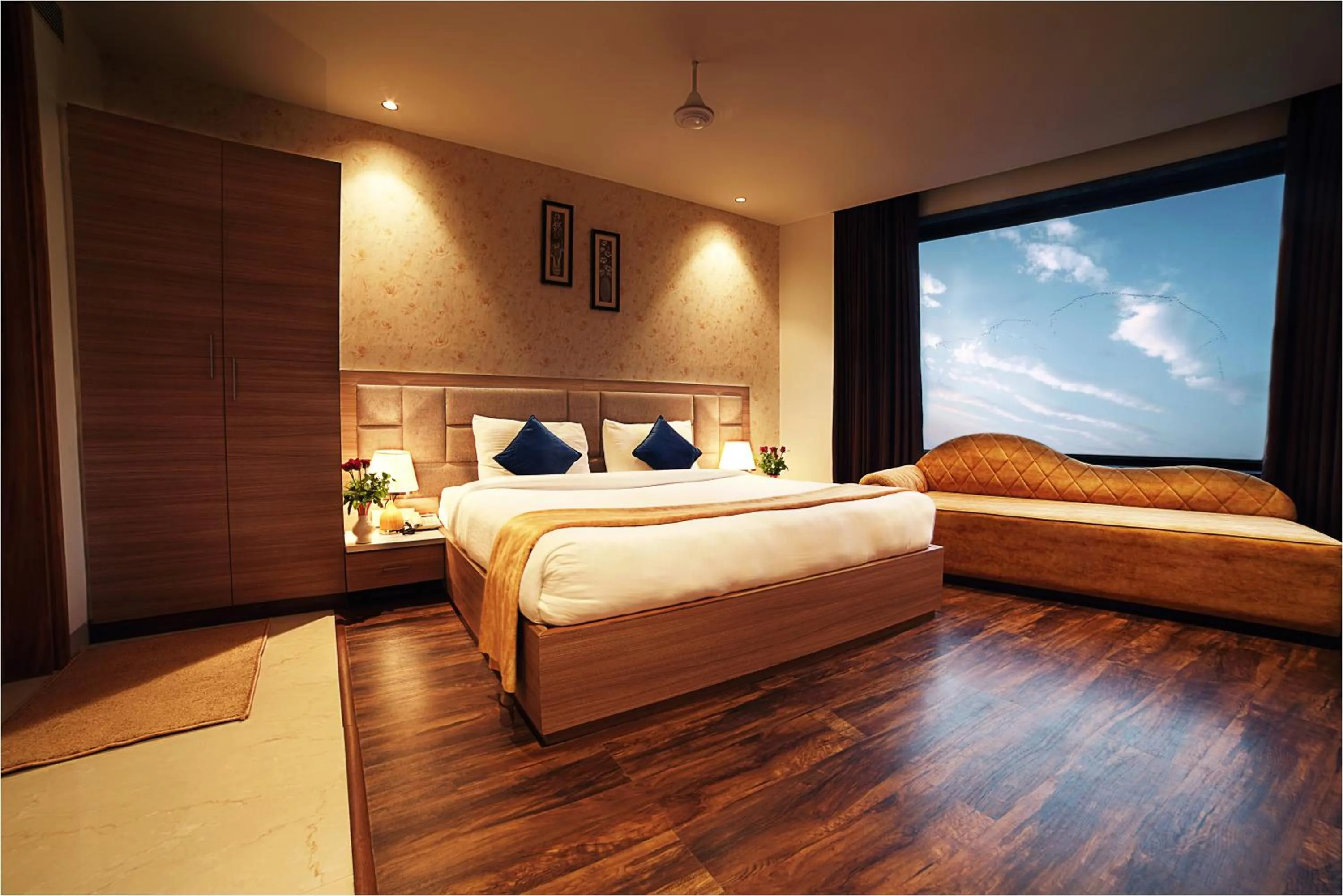 Photo of the whole room, Bed in TreeHouse London Street Amritsar