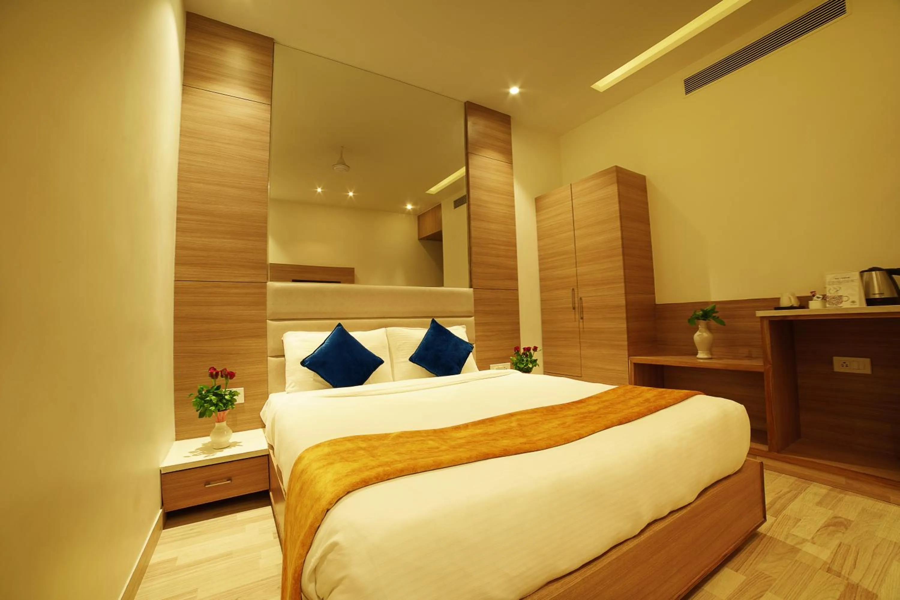 Photo of the whole room, Bed in TreeHouse London Street Amritsar