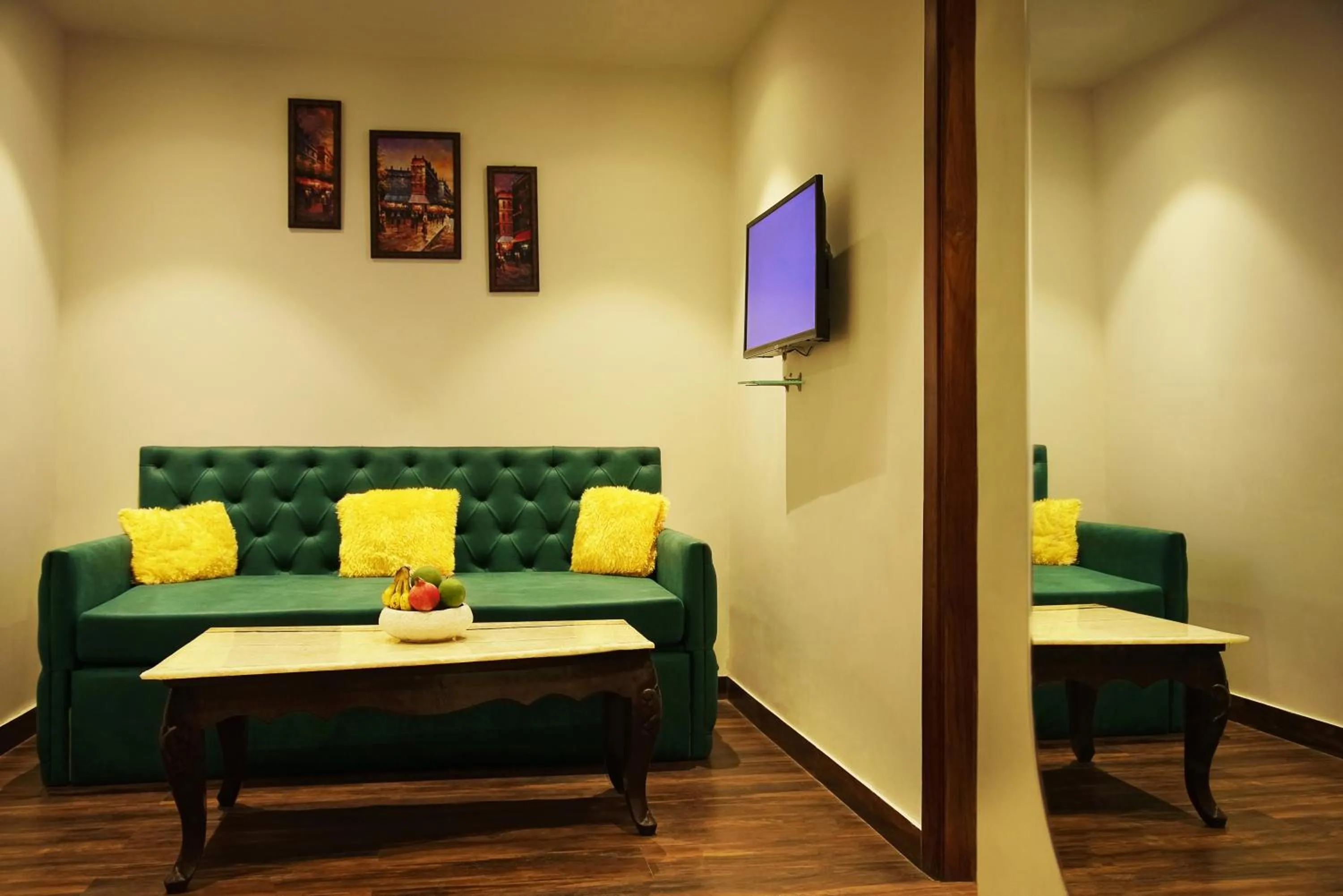 TV and multimedia in TreeHouse London Street Amritsar