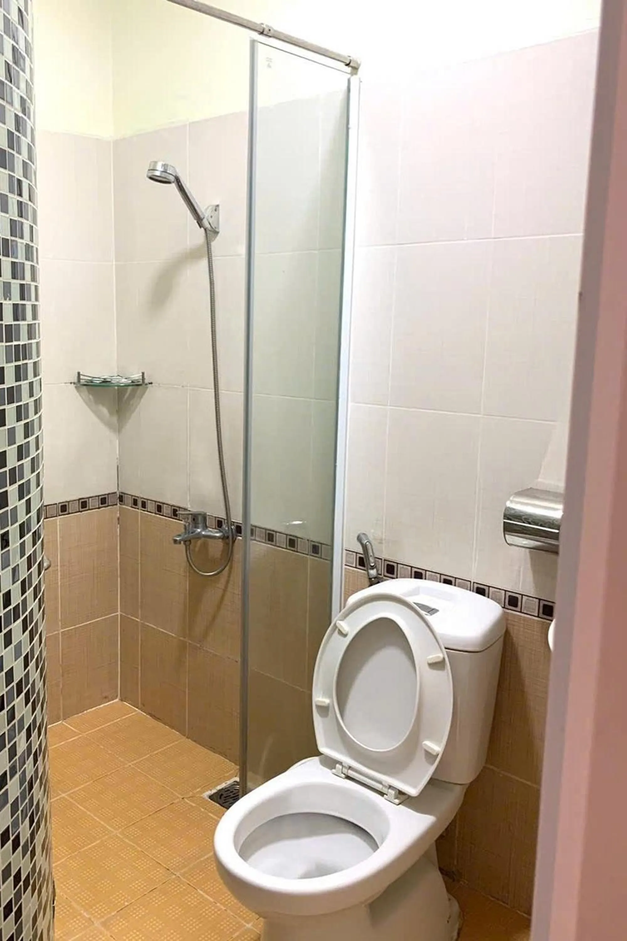 Shower in Hoang Yen Nhi Hotel