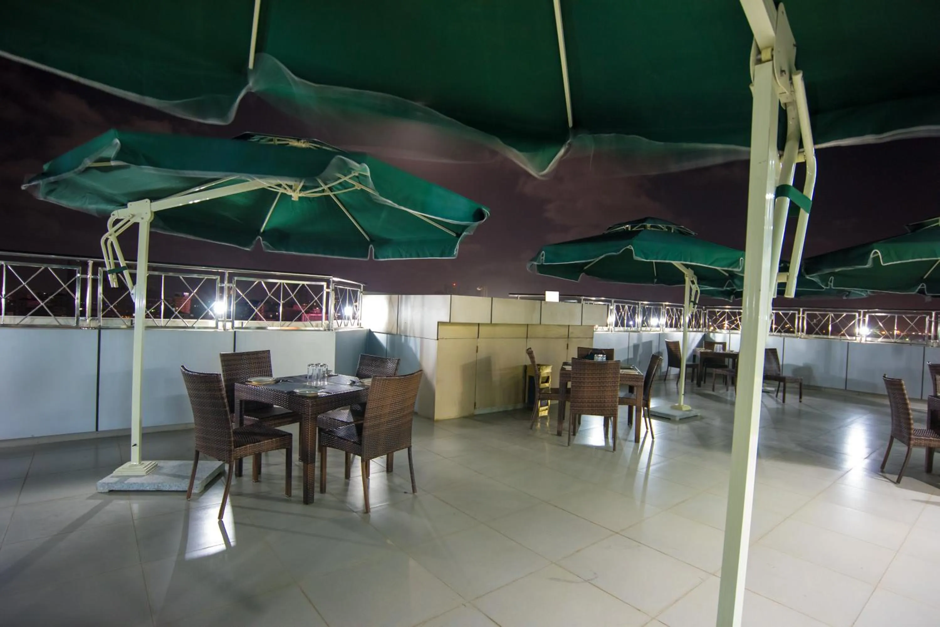 Restaurant/places to eat in Euro Hotel and Apartments