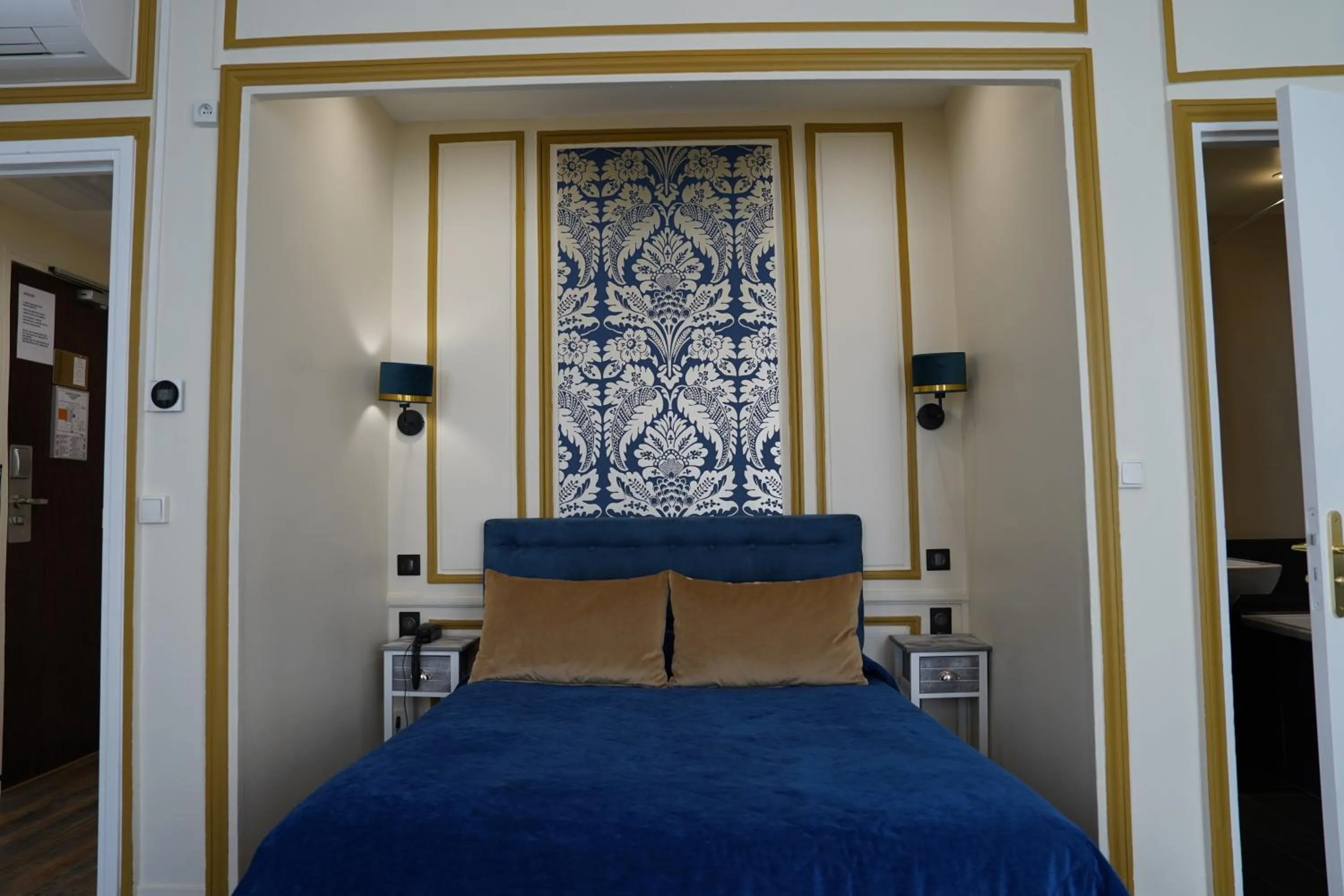 Bed in Hotel Montpensier