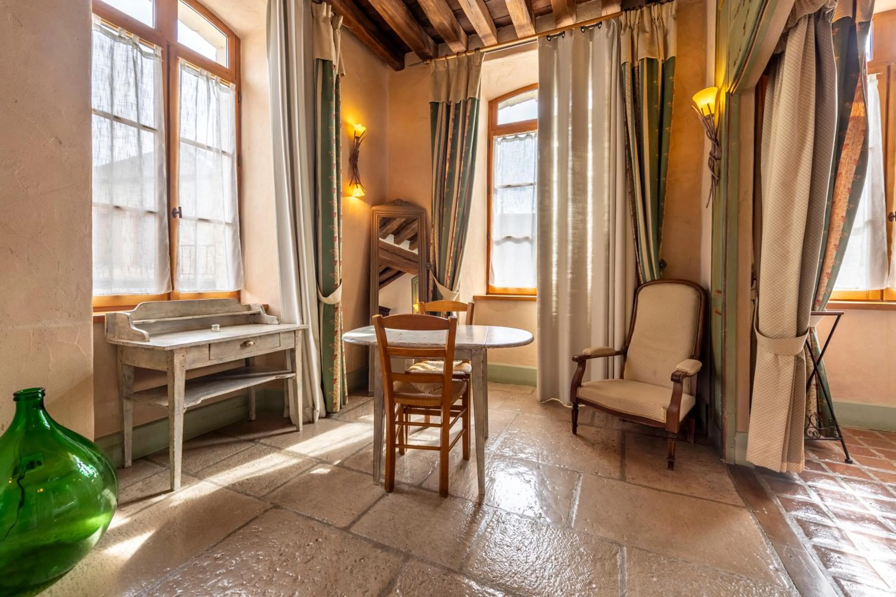 Photo of the whole room, Bed in Hôtel De La Beursaudiere