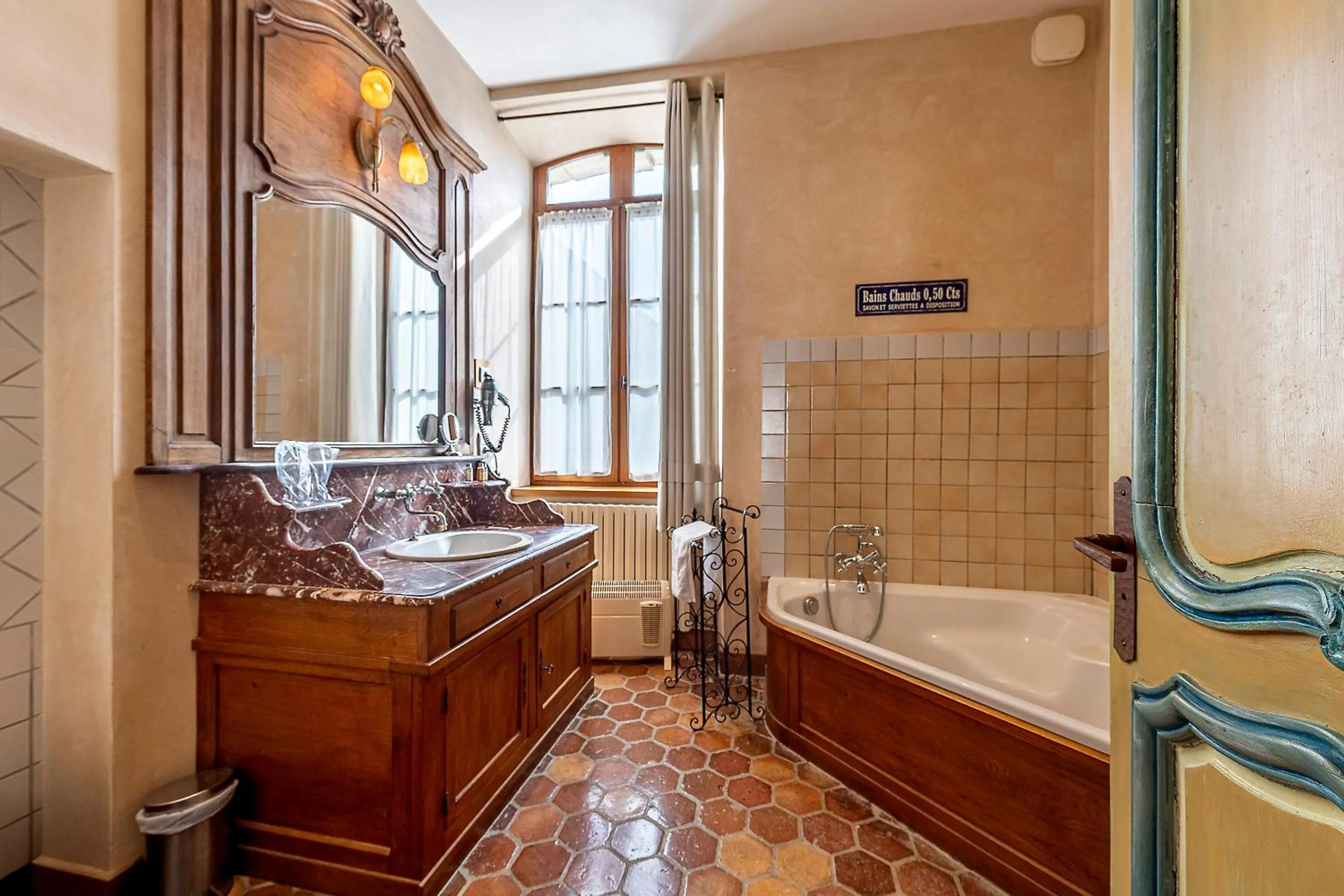 Bathroom in Hôtel De La Beursaudiere