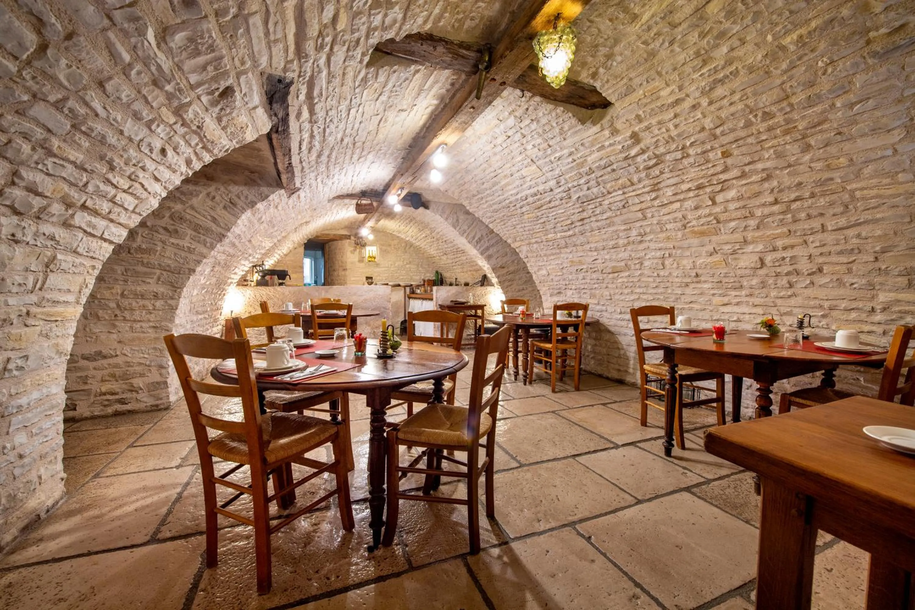 Restaurant/places to eat in Hôtel De La Beursaudiere