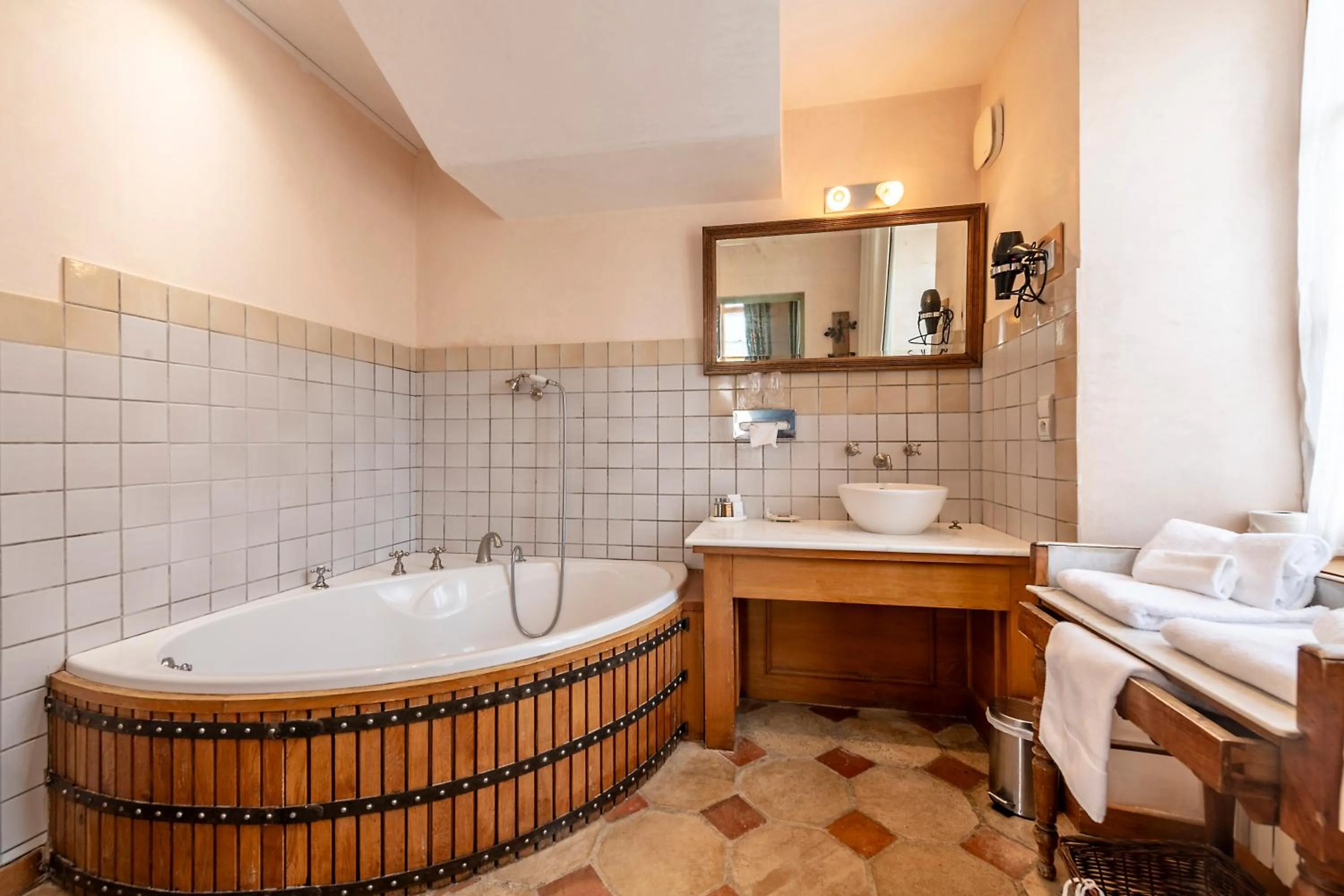 Bathroom in Hôtel De La Beursaudiere