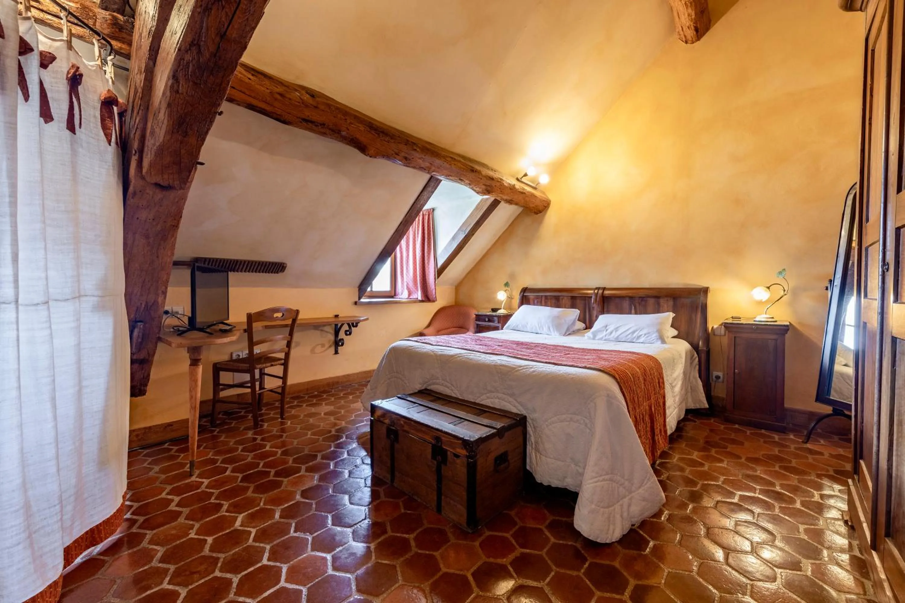 Bed in Hôtel De La Beursaudiere