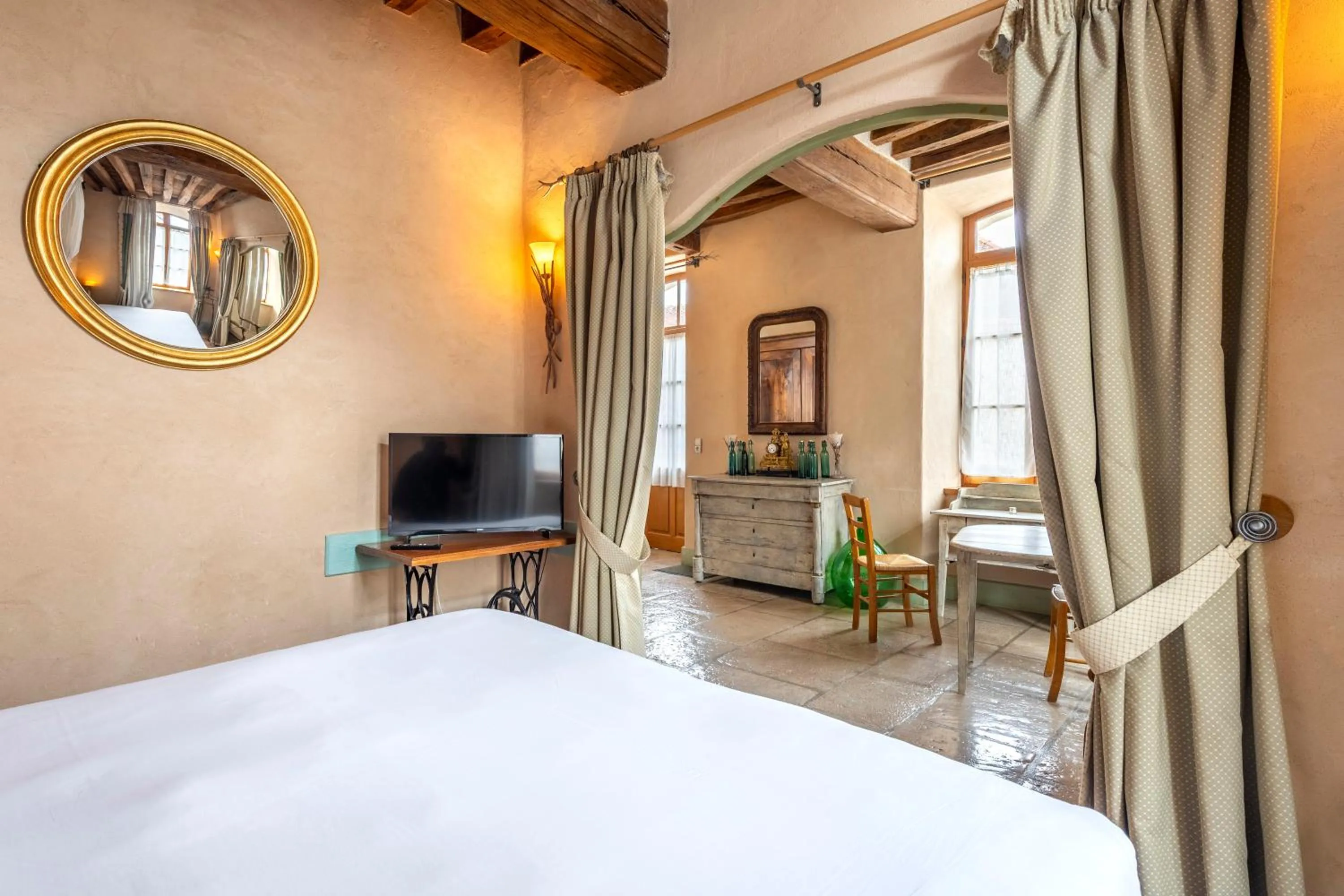 Photo of the whole room, Bed in Hôtel De La Beursaudiere