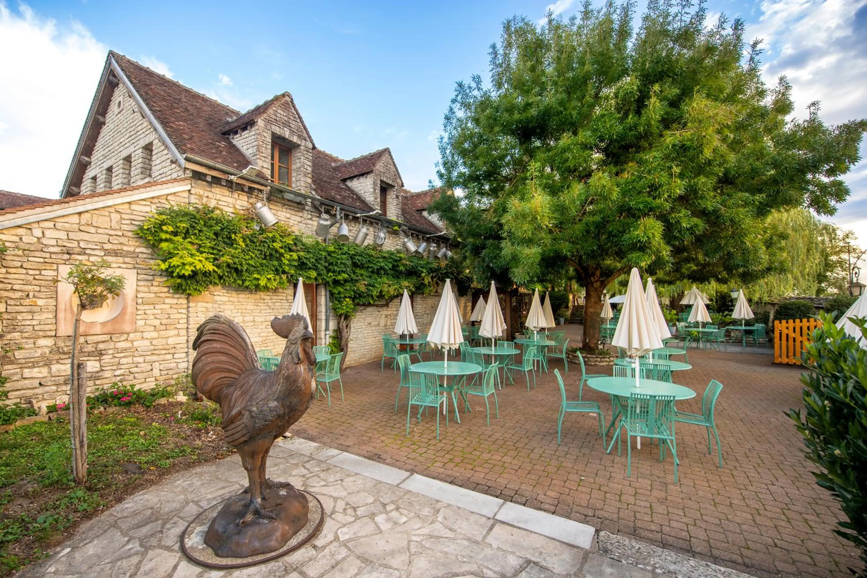 Patio in Hôtel De La Beursaudiere