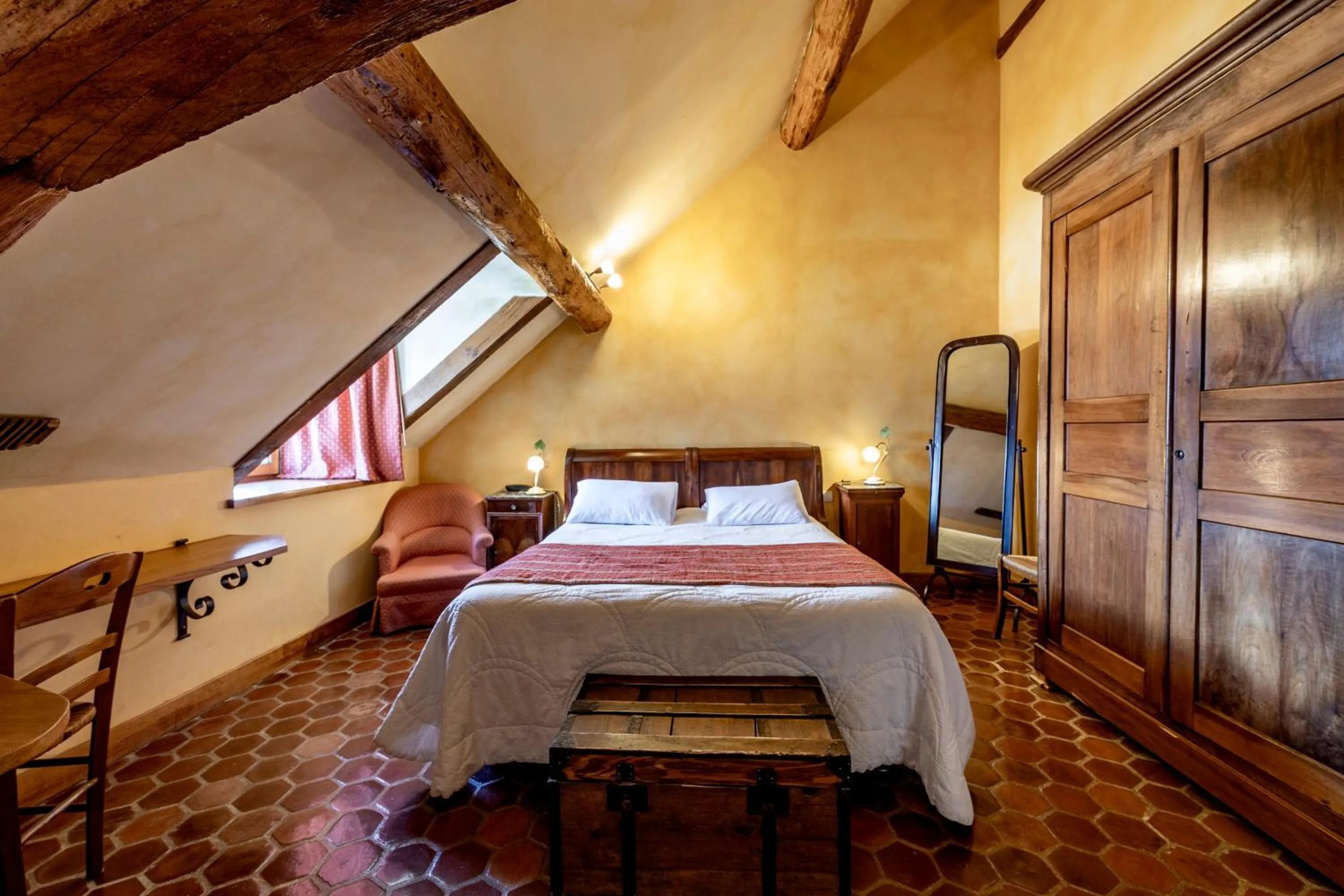 Bed in Hôtel De La Beursaudiere