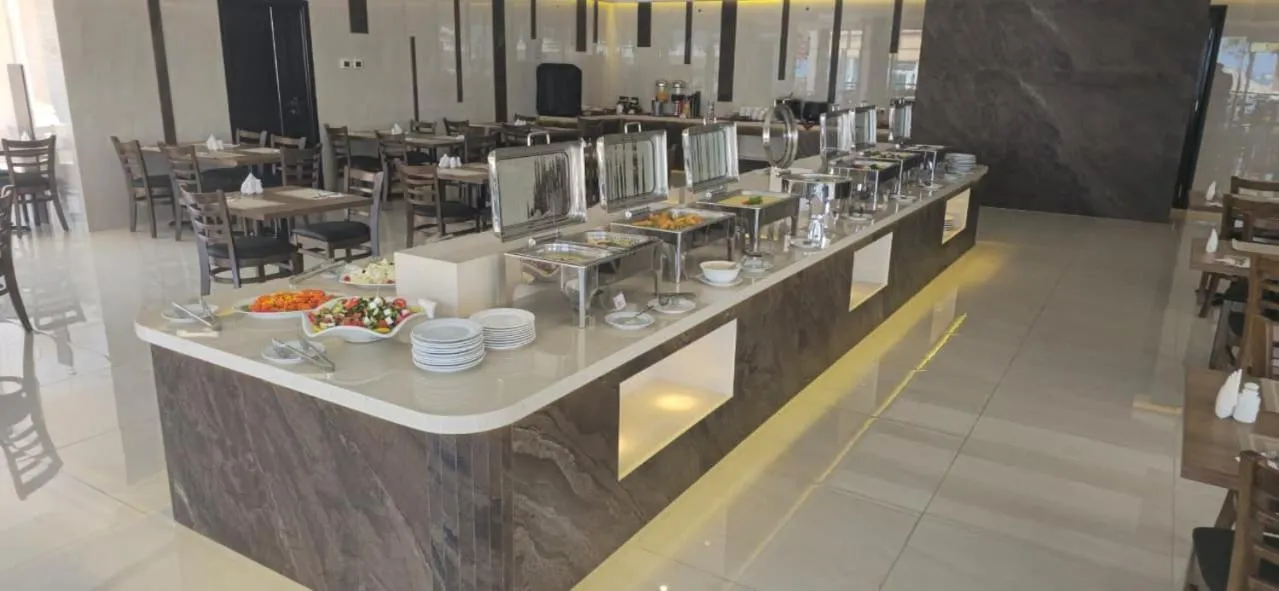 Restaurant/places to eat in Royal Beach Hotel & Resort