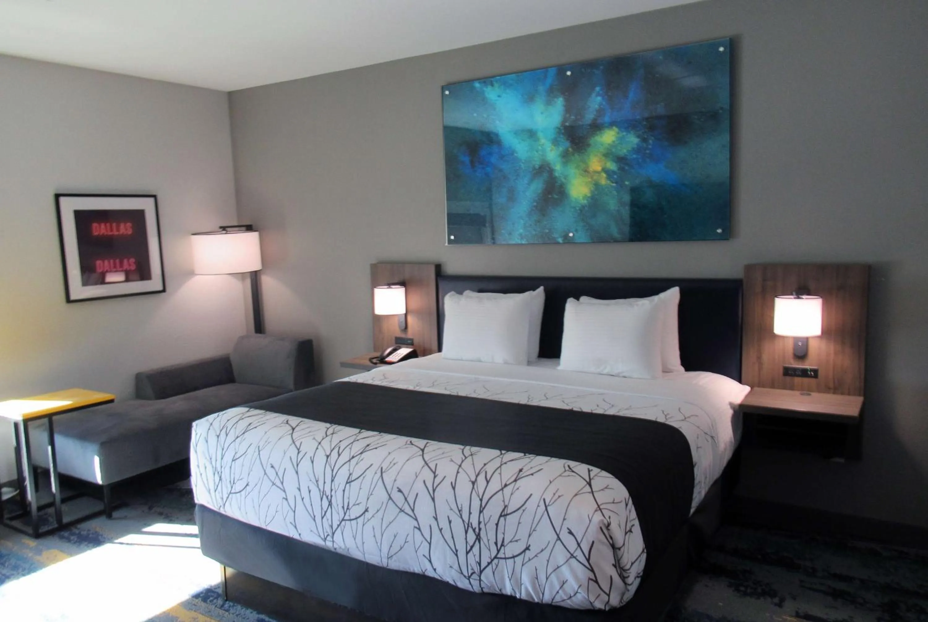 Photo of the whole room, Bed in La Quinta Inn & Suites by Wyndham Dallas/Fairpark