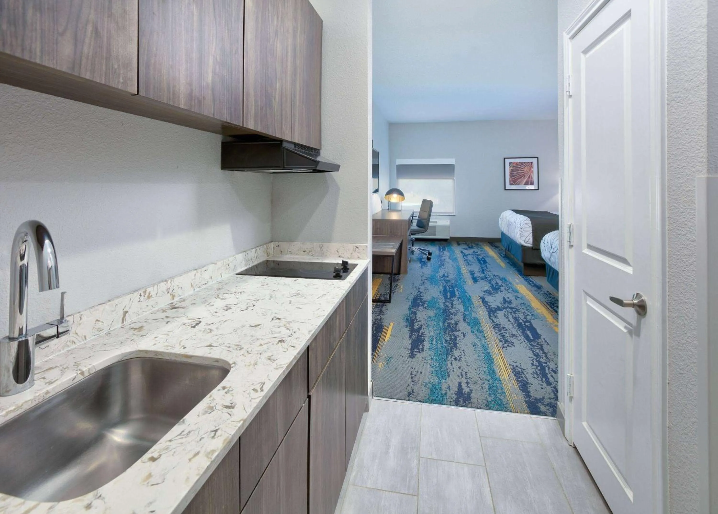 Kitchen or kitchenette in La Quinta Inn & Suites by Wyndham Dallas/Fairpark