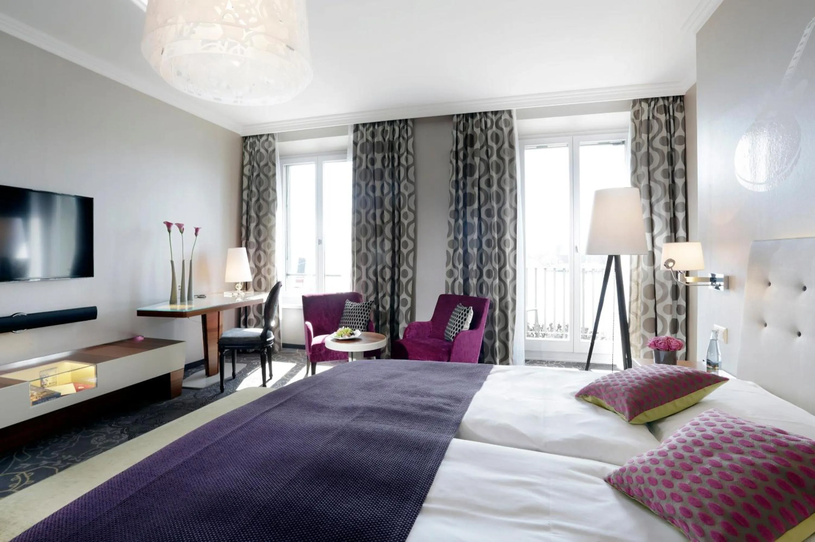 Bed in Hotel Schweizerhof Luzern