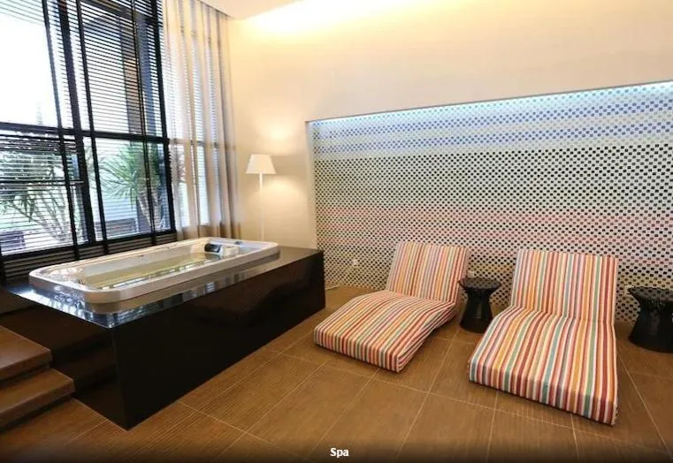 Hot Tub, Bed in Salvador Mondial Flats