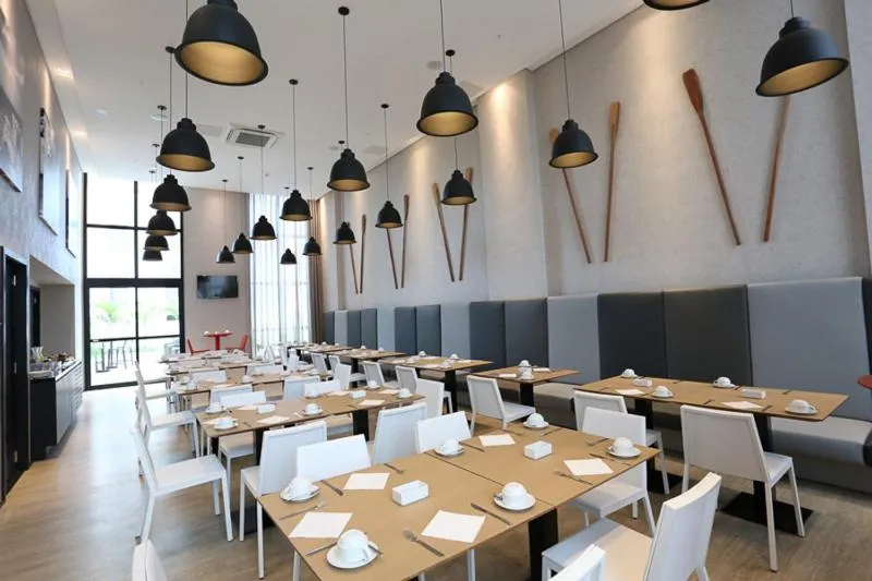 Restaurant/places to eat in Salvador Mondial Flats