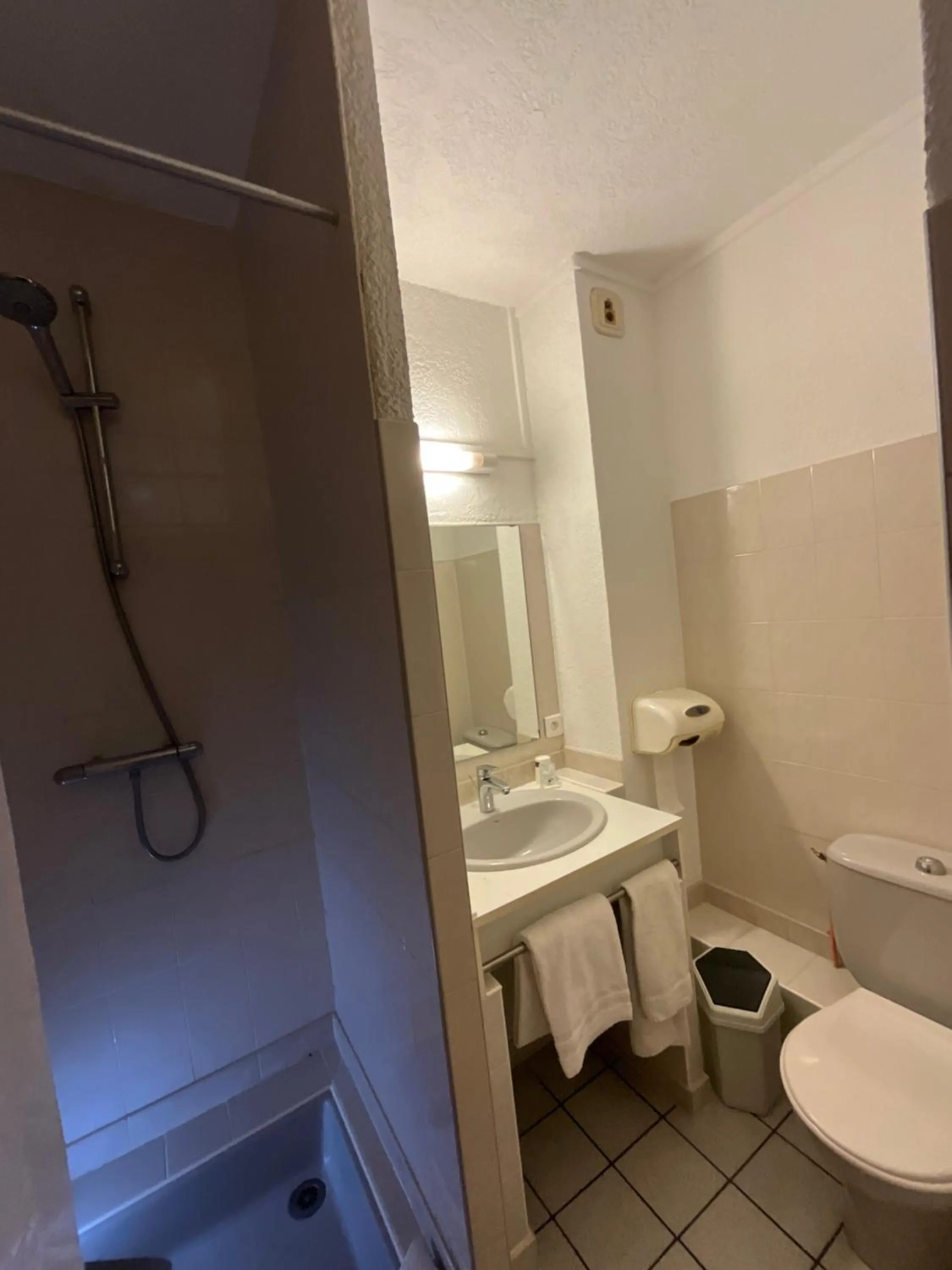 HOTEL De La Tour Saint Etienne SUD