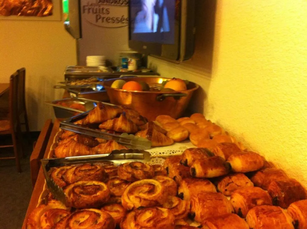 Breakfast in HOTEL De La Tour Saint Etienne SUD