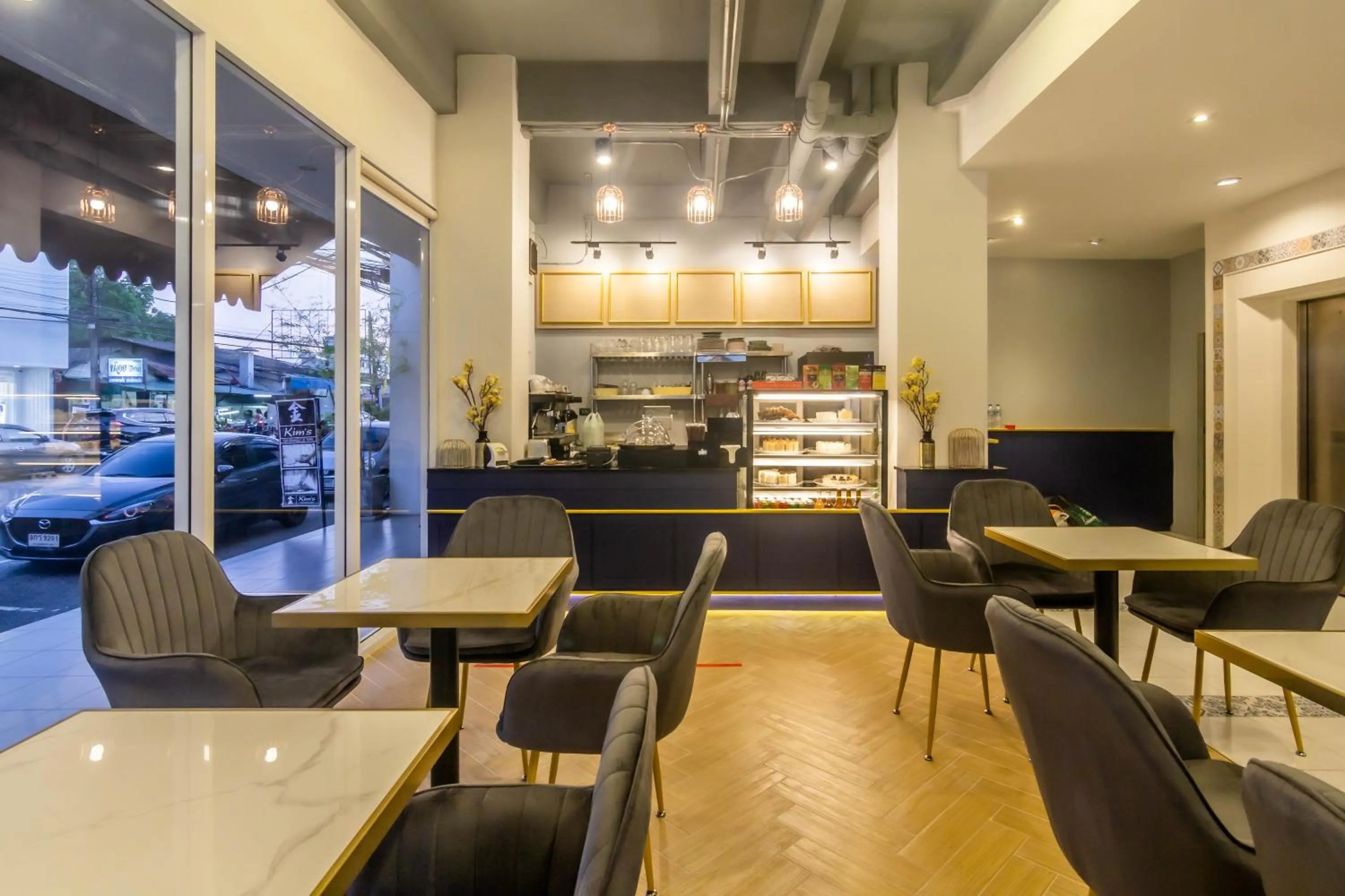 Restaurant/places to eat in Montree Phuket Hotel