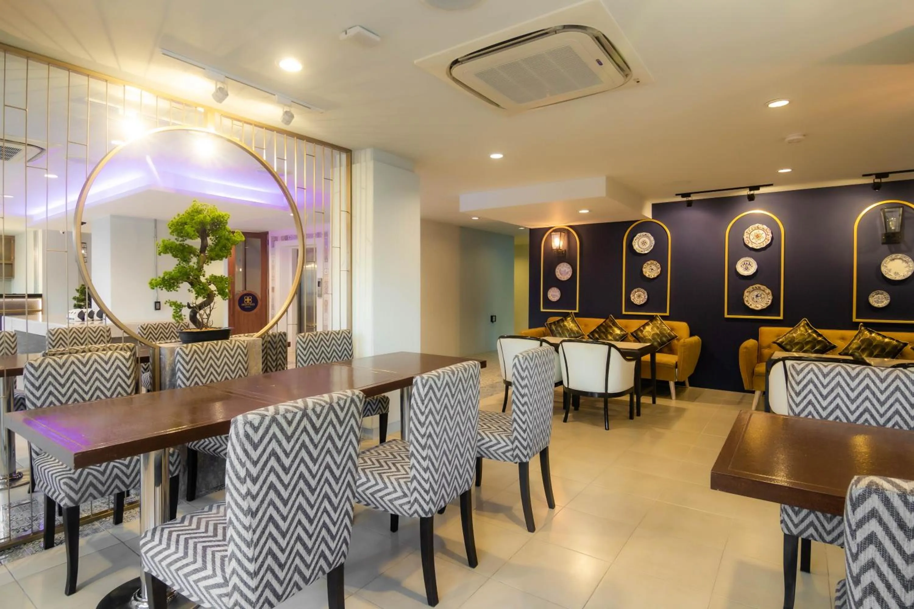 Restaurant/places to eat in Montree Phuket Hotel
