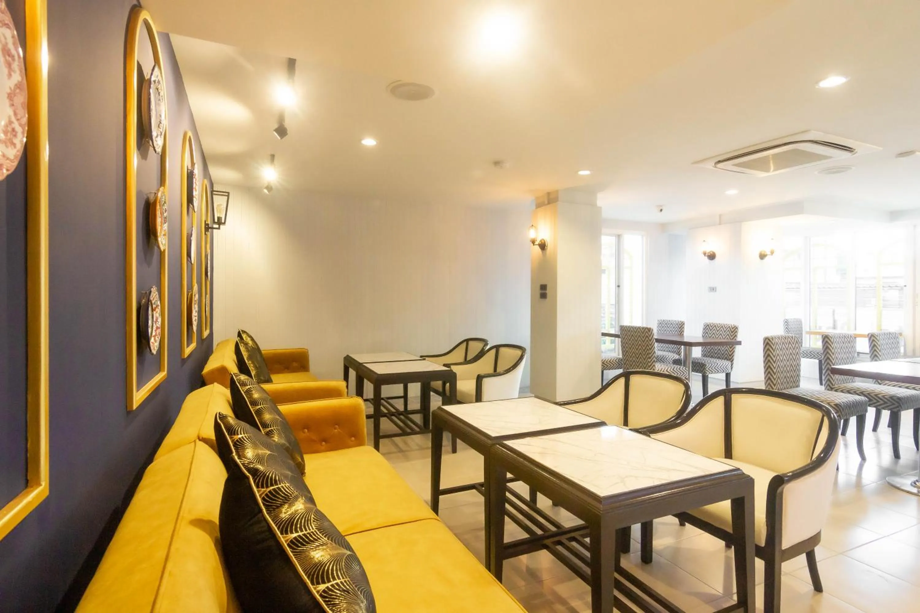 Restaurant/places to eat in Montree Phuket Hotel