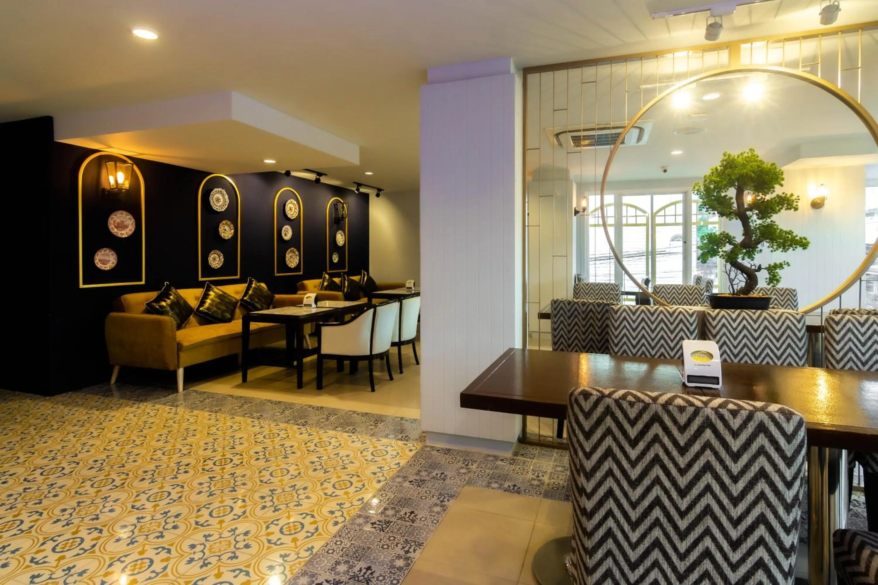 Restaurant/places to eat in Montree Phuket Hotel