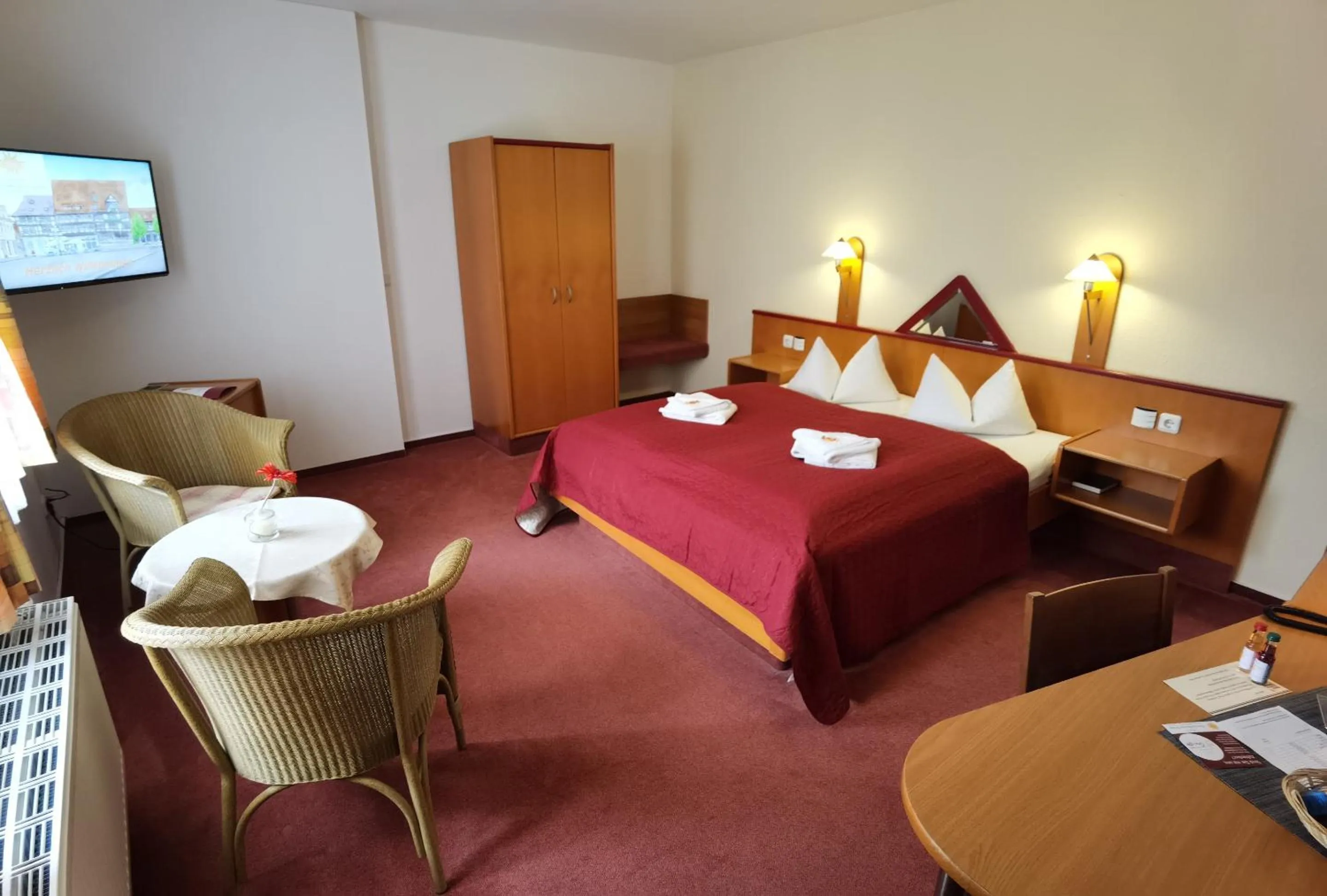 Bedroom, Bed in Hotel Zur Goldenen Sonne