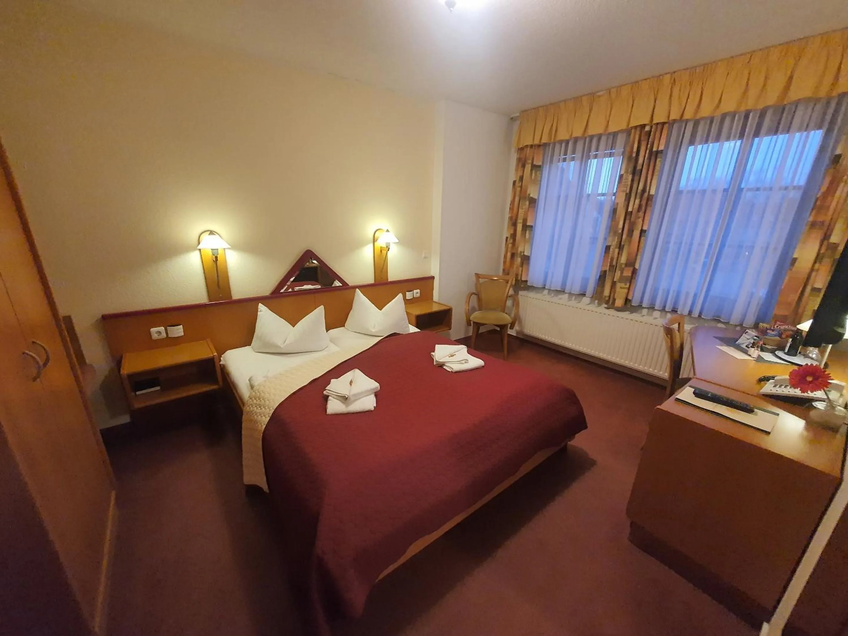 Bedroom, Bed in Hotel Zur Goldenen Sonne