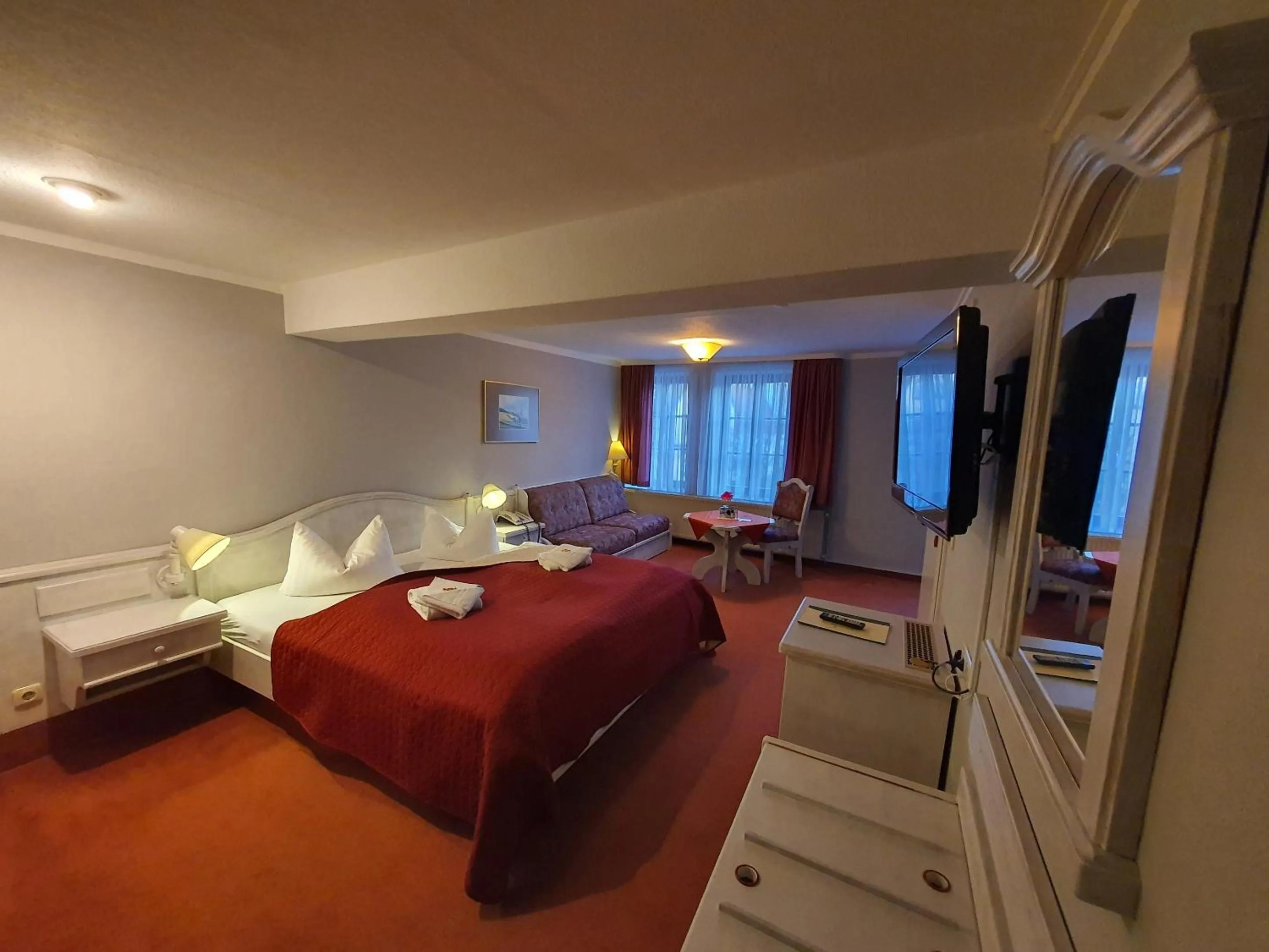 Bedroom, Bed in Hotel Zur Goldenen Sonne