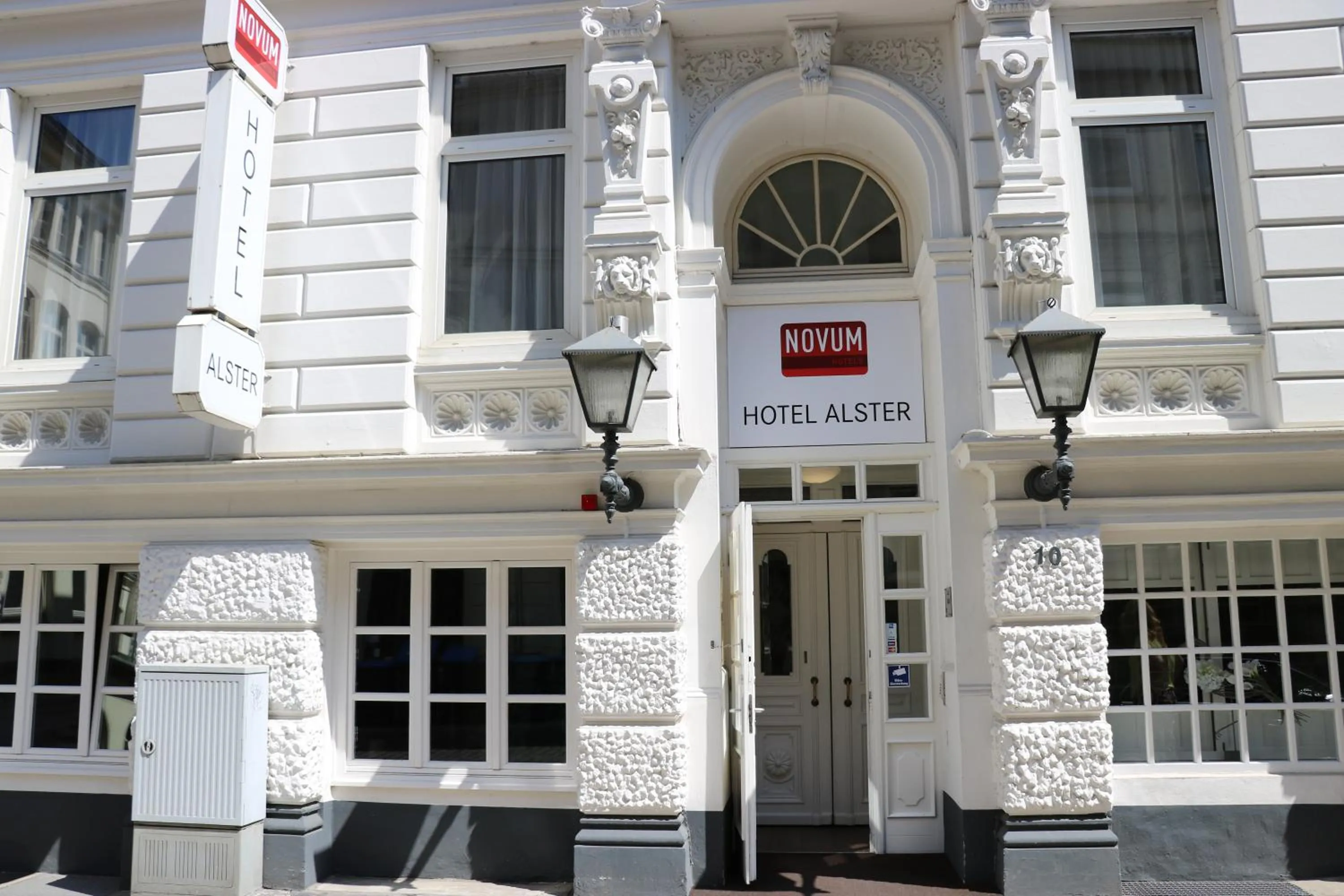 Facade/entrance in Hotel Alster