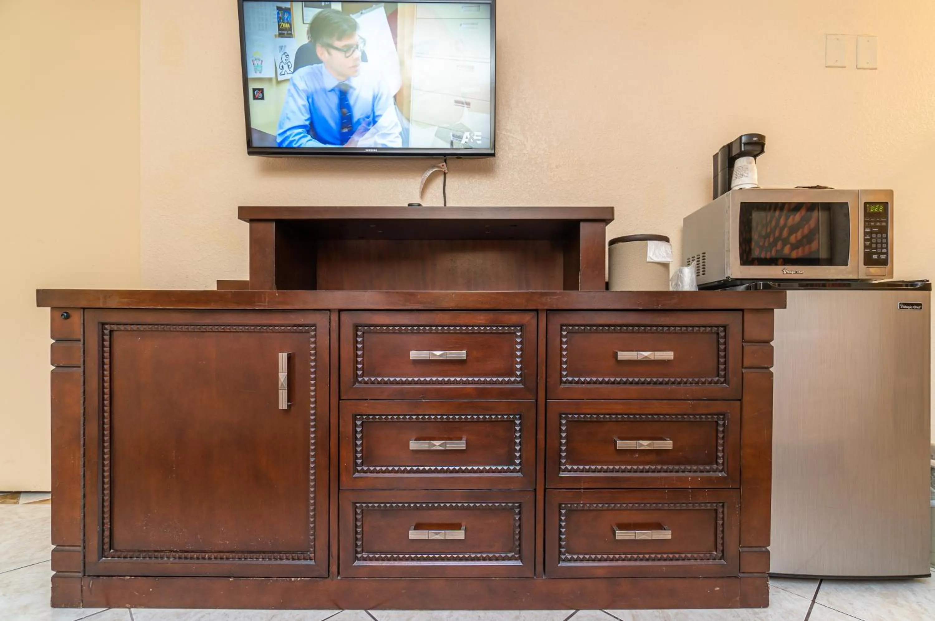 TV and multimedia in Sevilla Inn Kissimmee- Near Disney