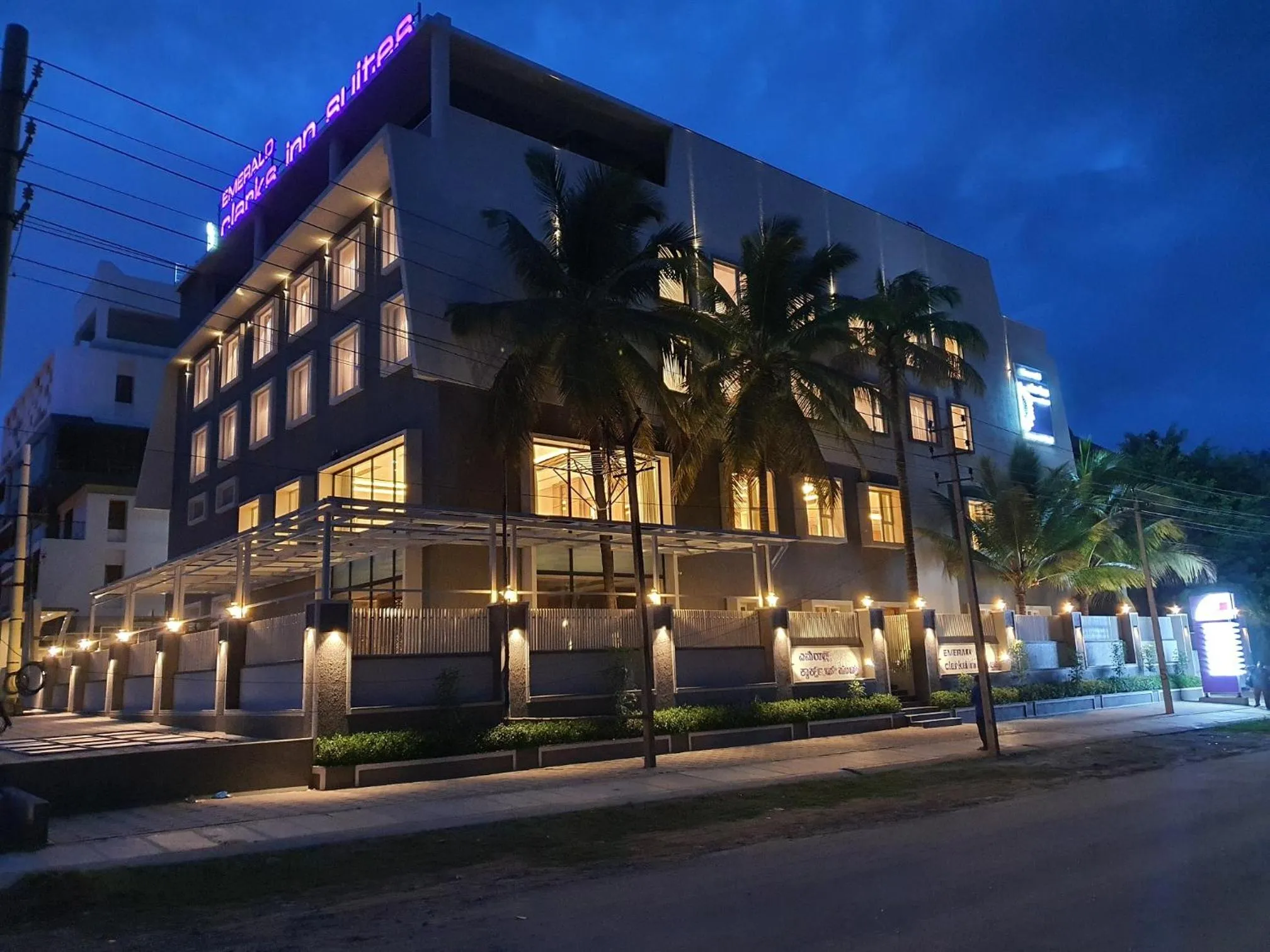 Property building in Emerald Clarks Inn Suites