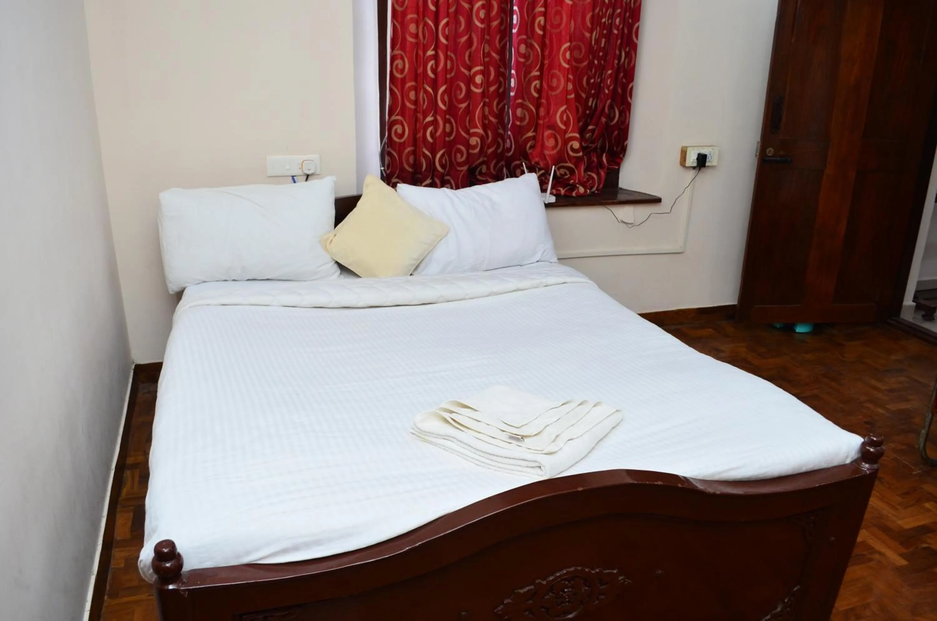 Bed in HILLINGTON COTTAGE
