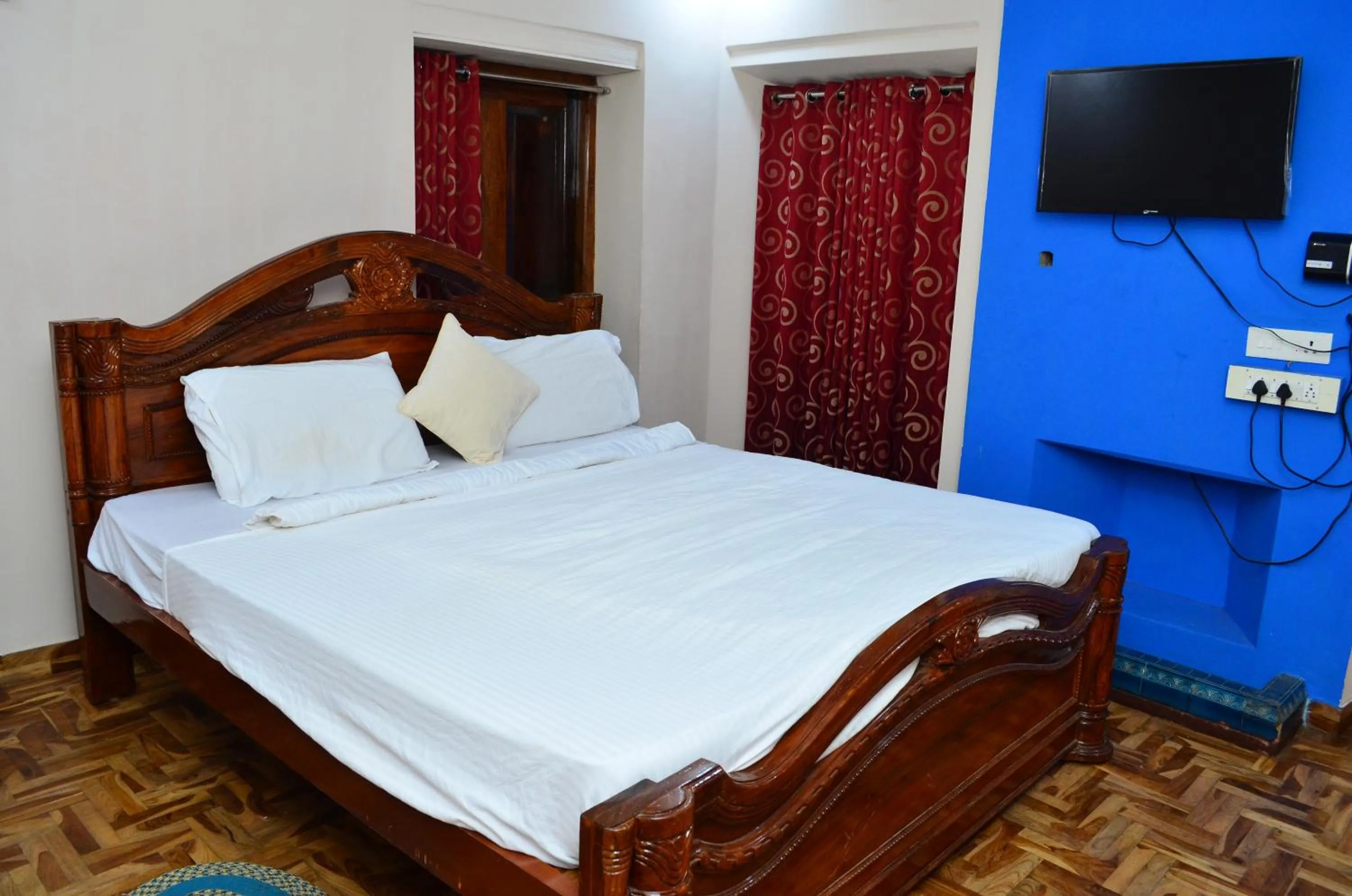 Bed in HILLINGTON COTTAGE