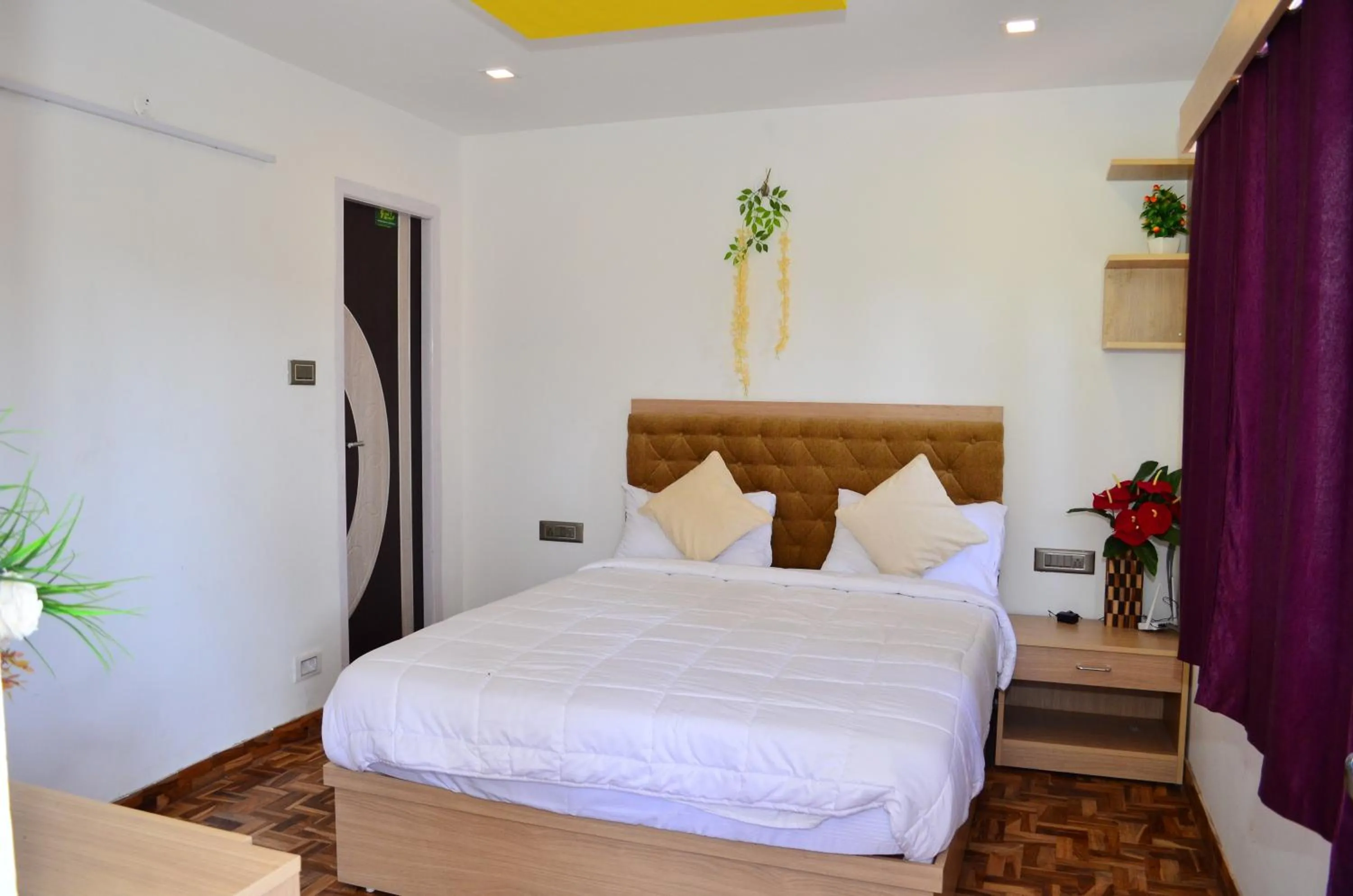 Bed in HILLINGTON COTTAGE