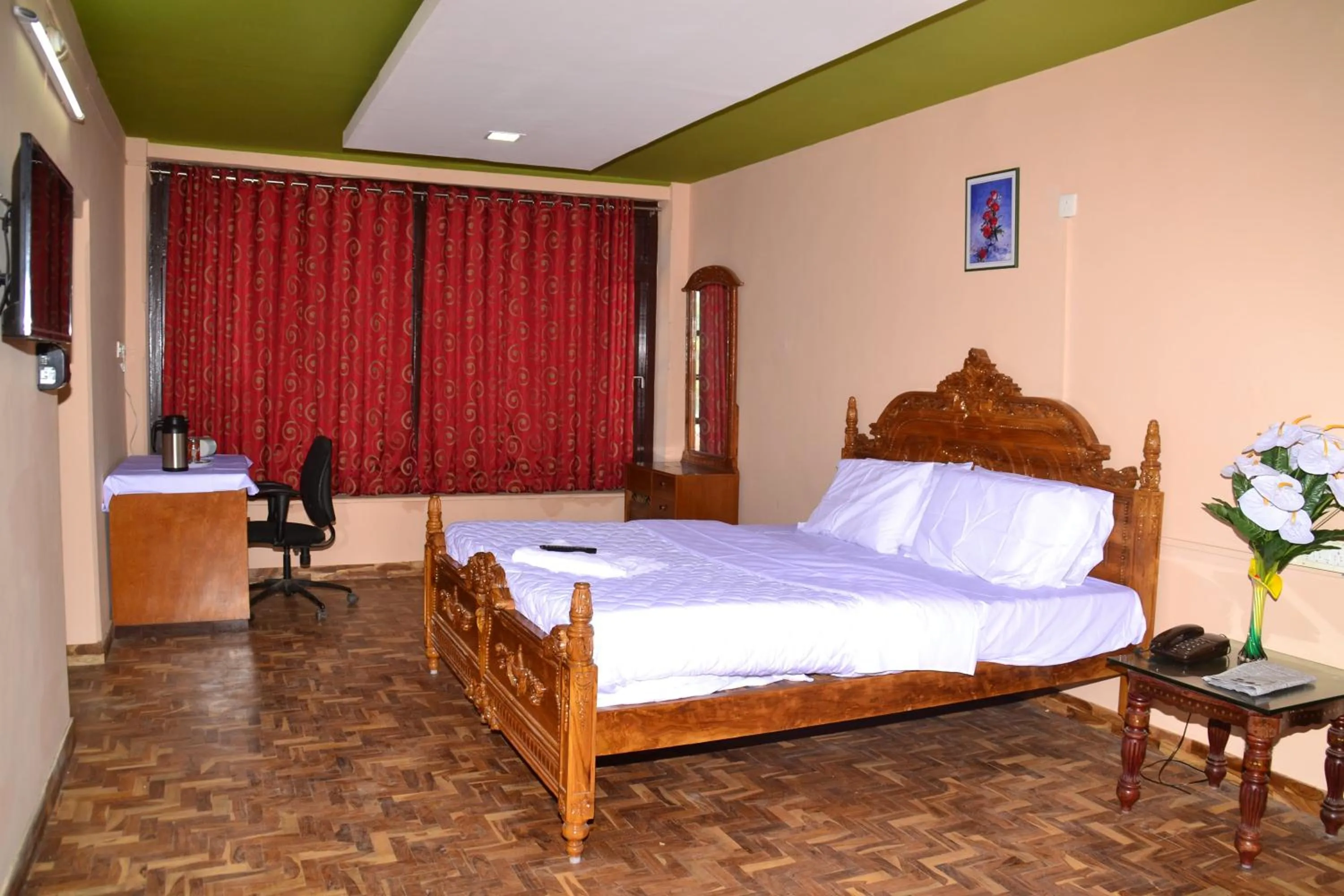 Bed in HILLINGTON COTTAGE