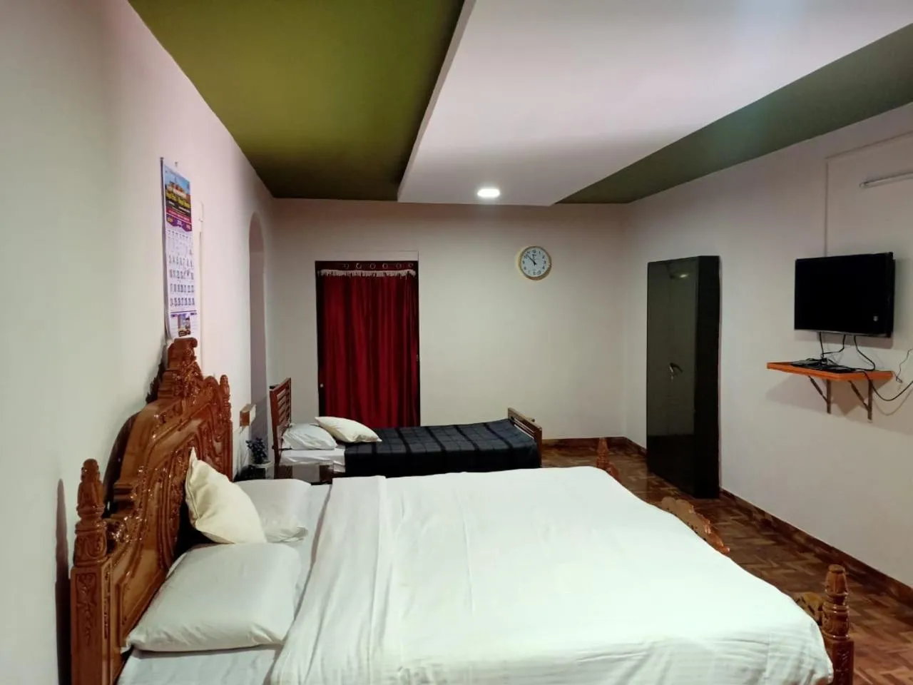 Bed in HILLINGTON COTTAGE