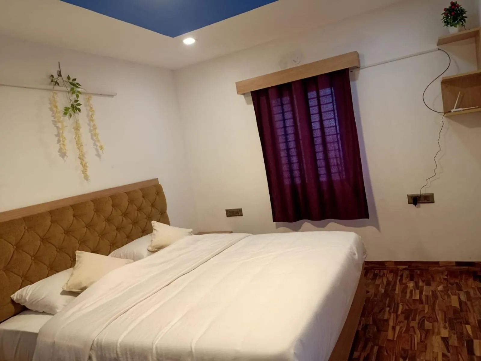 Bed in HILLINGTON COTTAGE