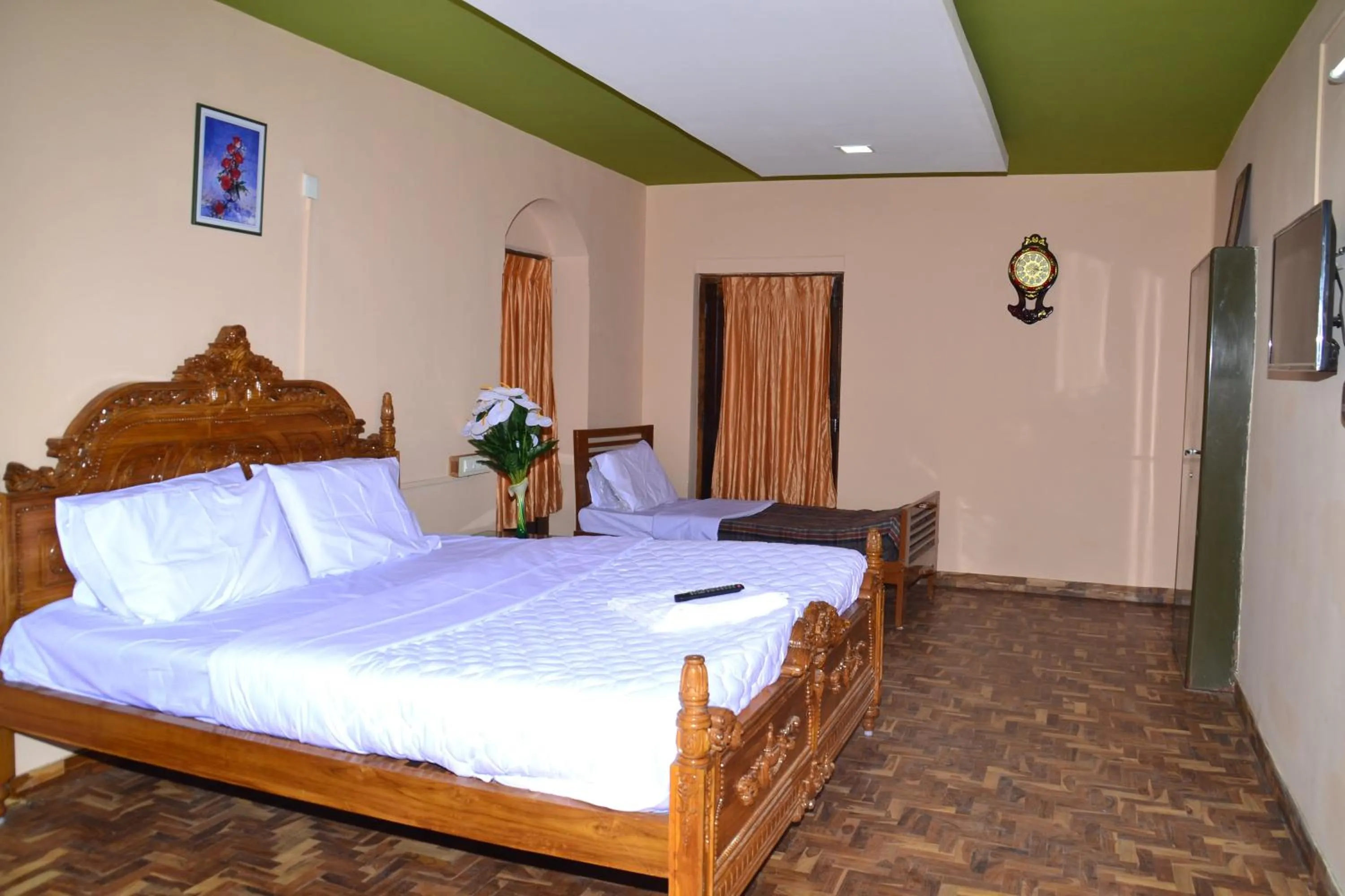 Bed in HILLINGTON COTTAGE