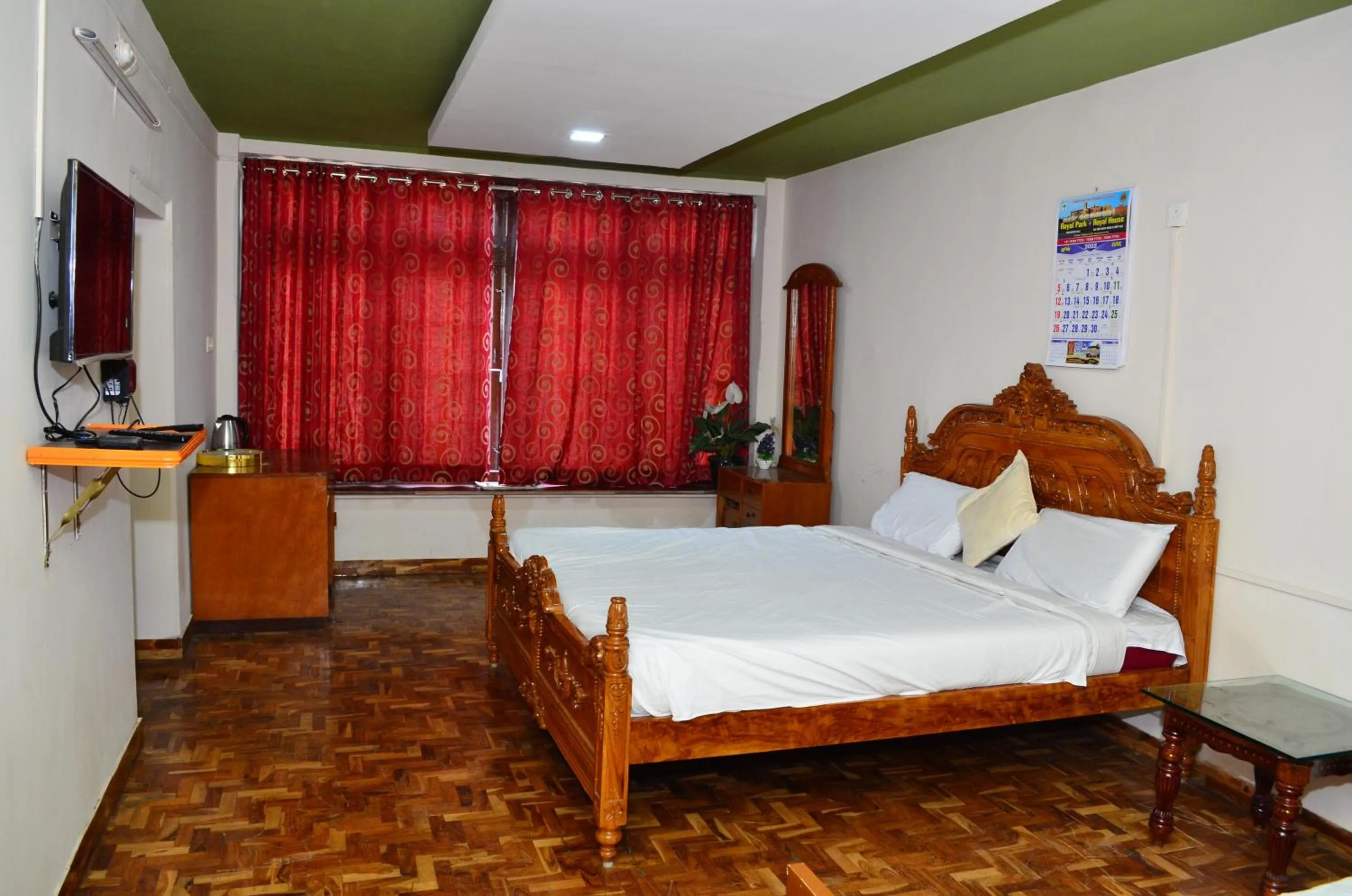 Bed in HILLINGTON COTTAGE