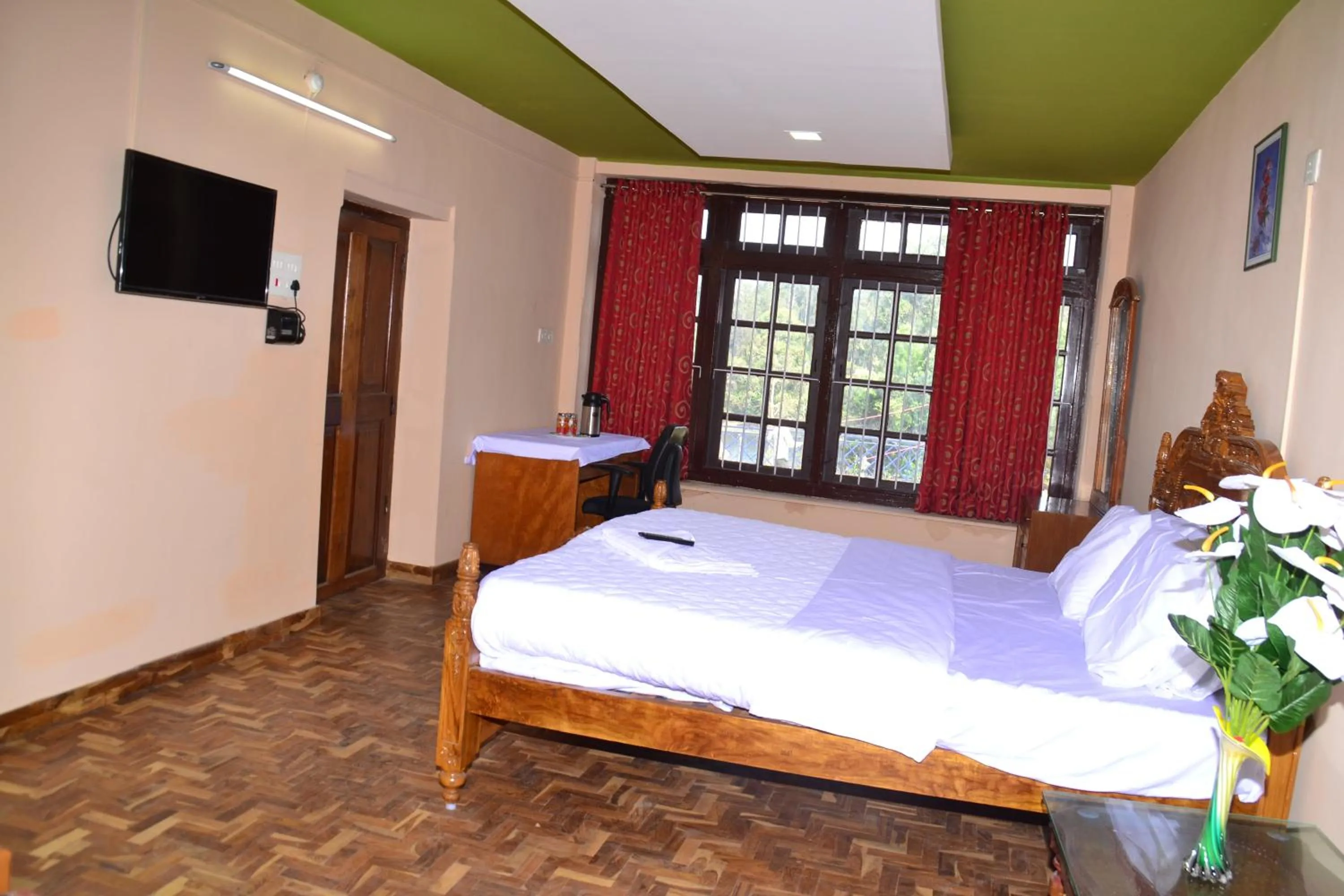 Bed in HILLINGTON COTTAGE