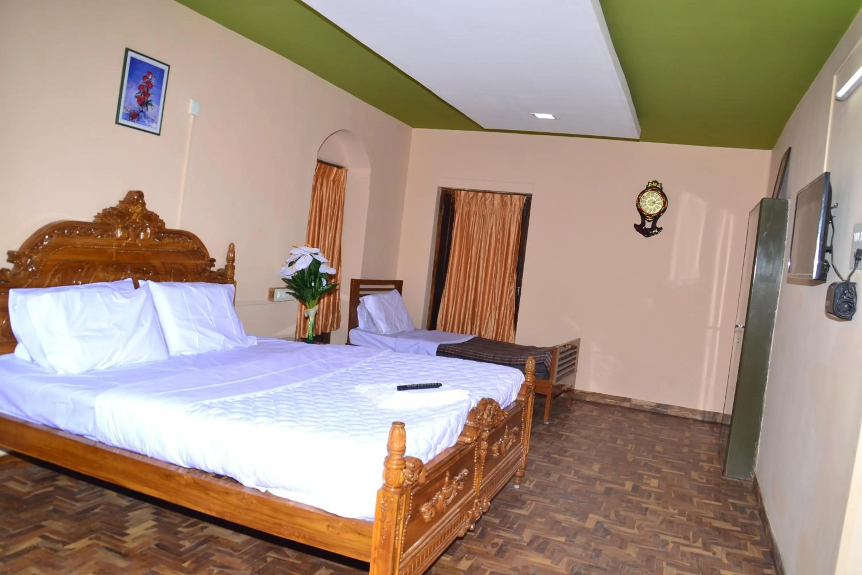 Bed in HILLINGTON COTTAGE