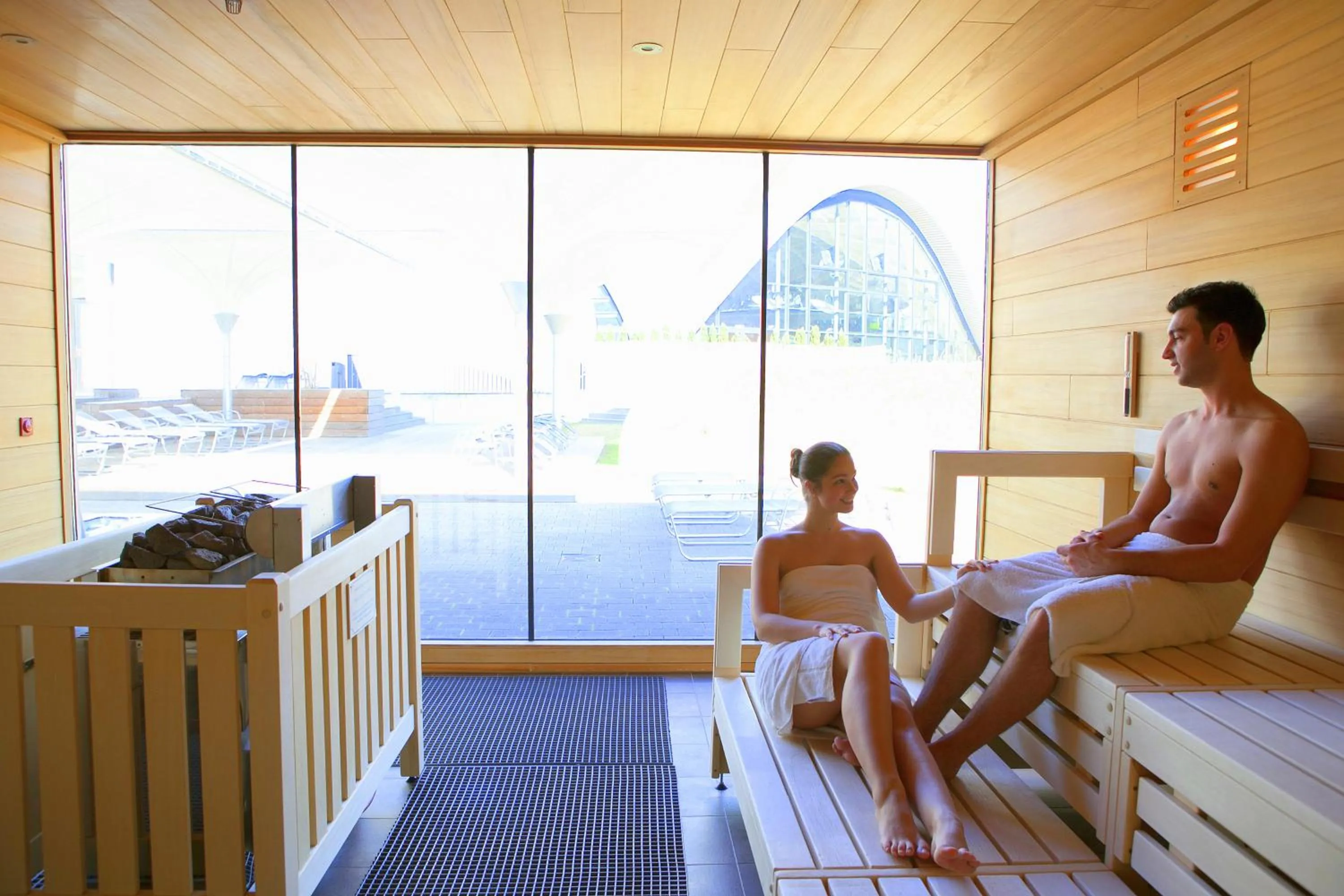 People in Hotel an der Therme