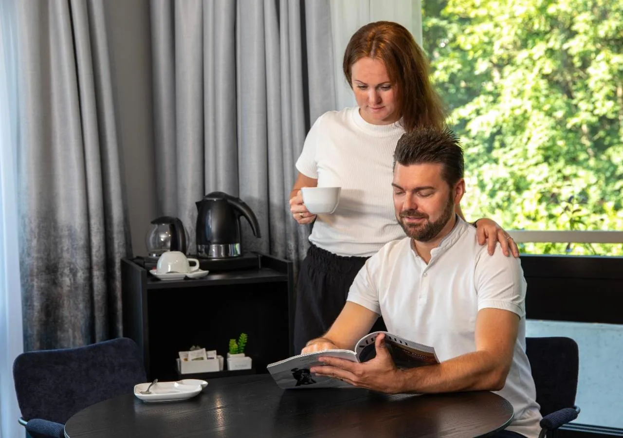 People in Hotel an der Therme