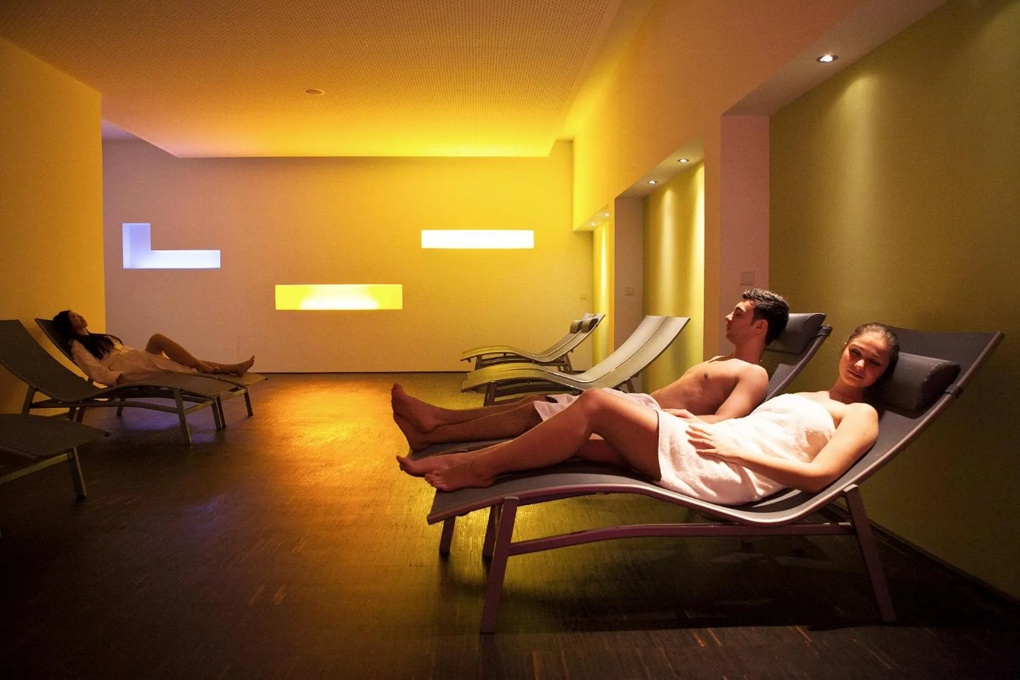 People in Hotel an der Therme