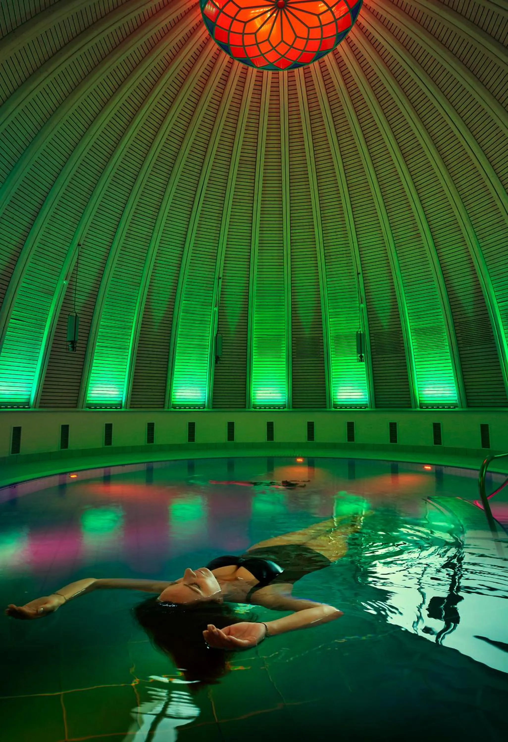 People in Hotel an der Therme