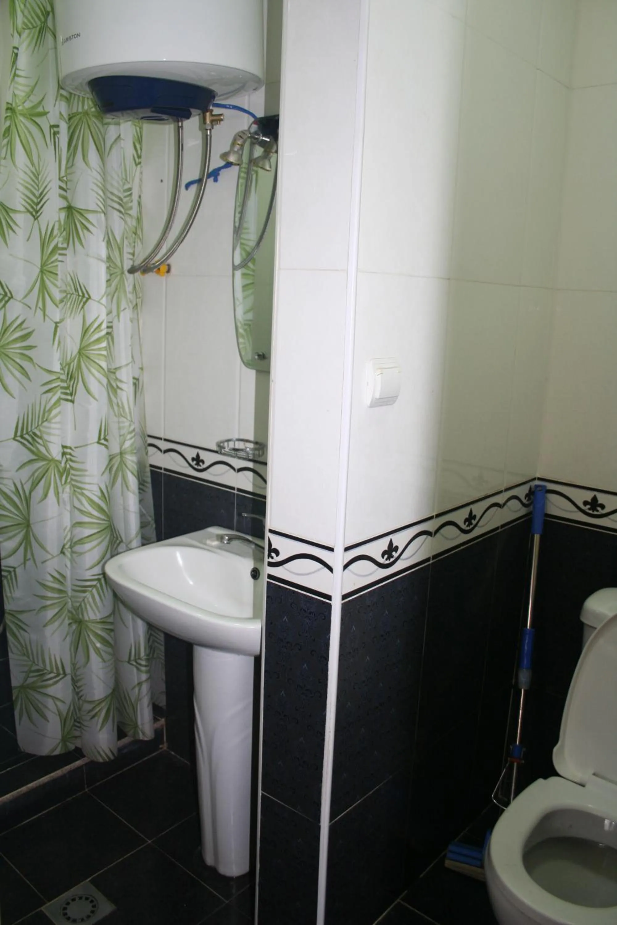 Shower in Hotel Noy