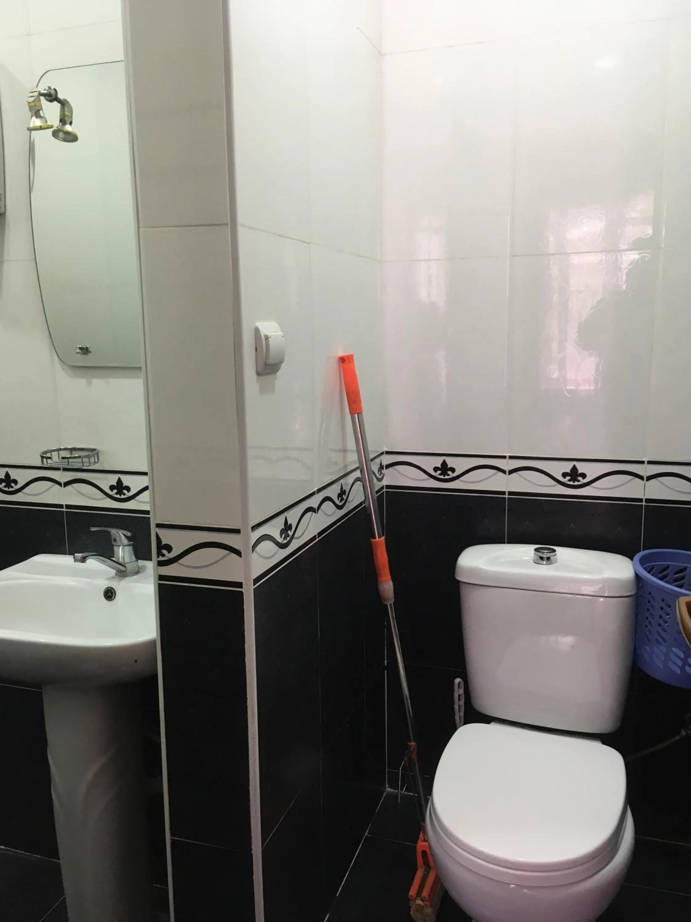 Shower in Hotel Noy