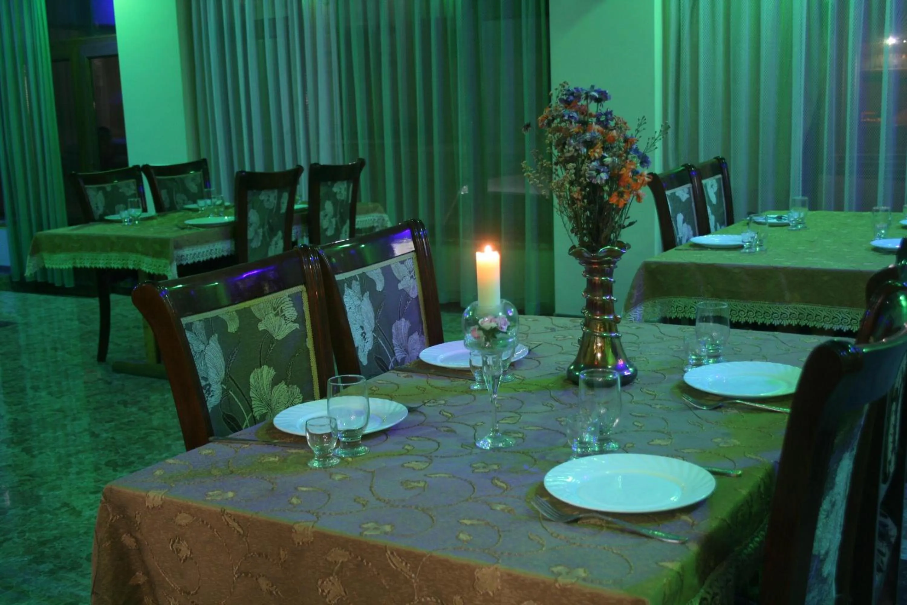 Restaurant/places to eat in Hotel Noy