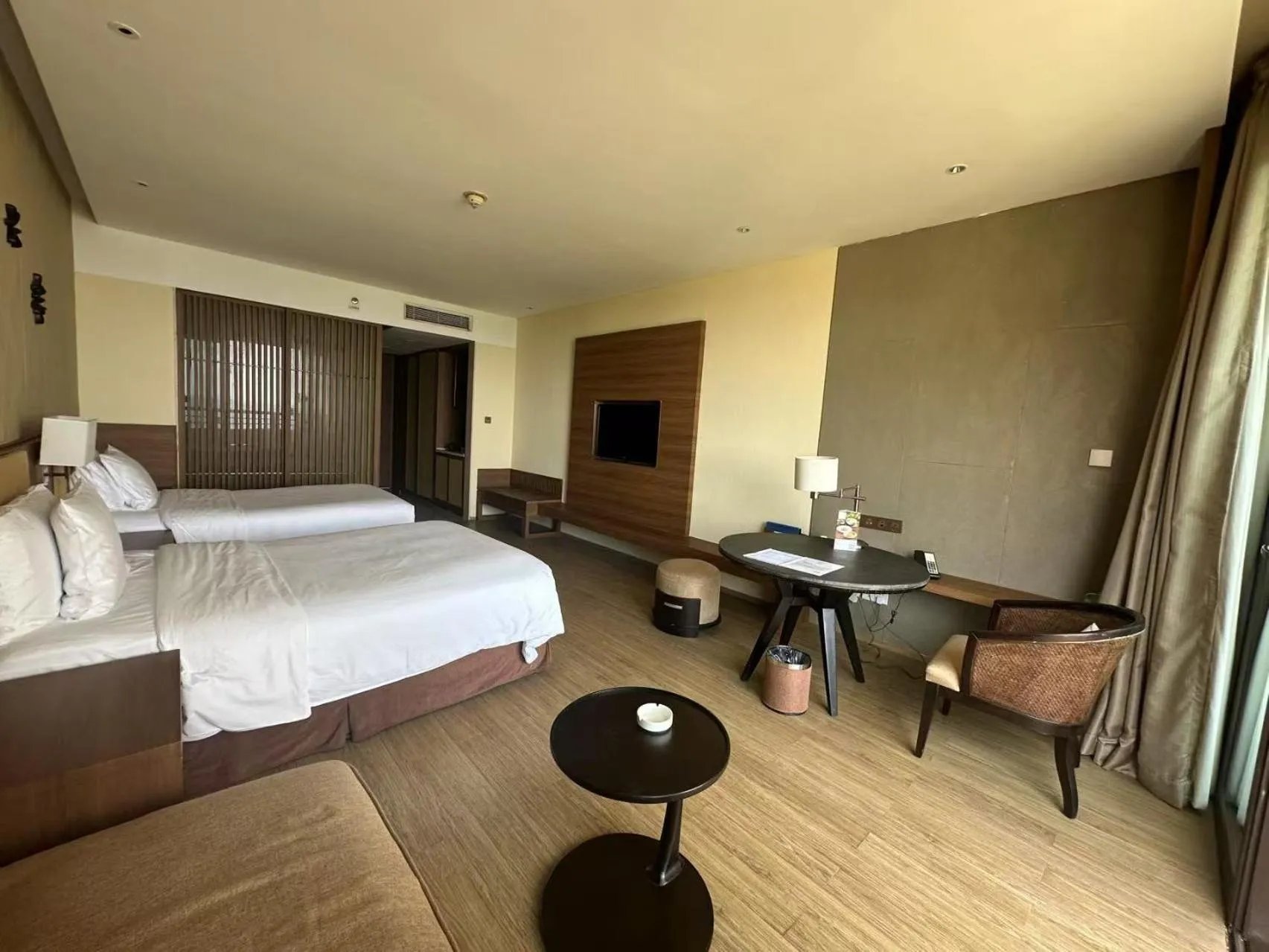 Photo of the whole room, Bed in Crowne Plaza Hailing Island by IHG